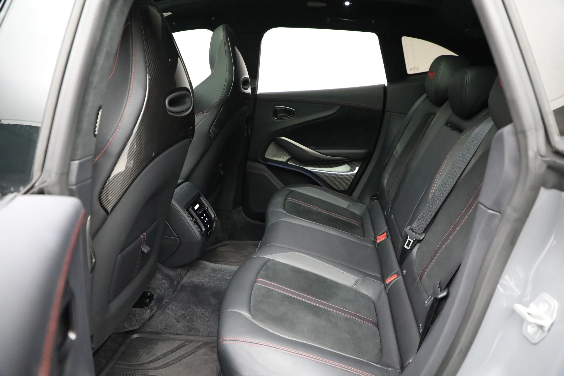 mph019_4214417866_New_2025_Aston_Martin_DBX_707_90d59e1679