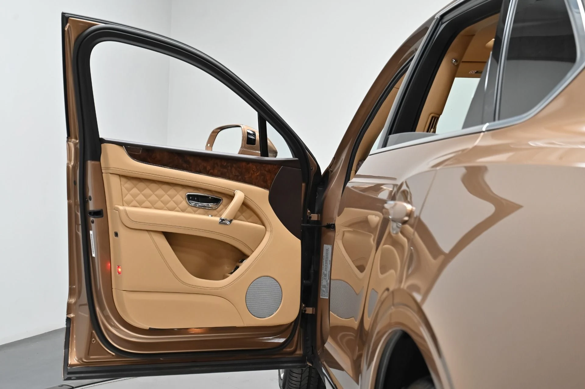 mph019_4220117877_Used_2017_Bentley_Bentayga_W12_1759876449_c7cbe571e3