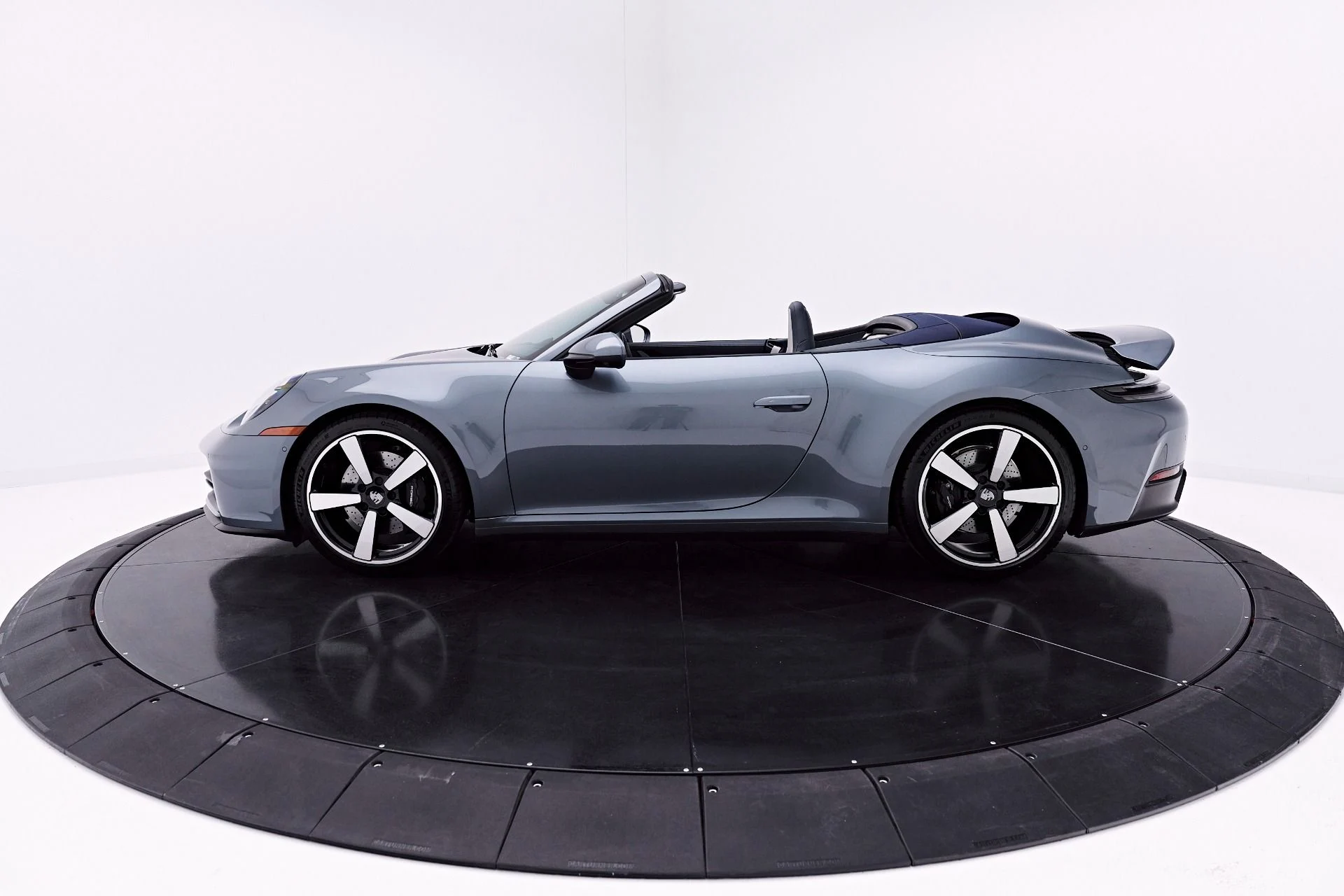 mph019_4234118423_Used_2025_Porsche_911_Carrera_1777504761_04e39e84c6