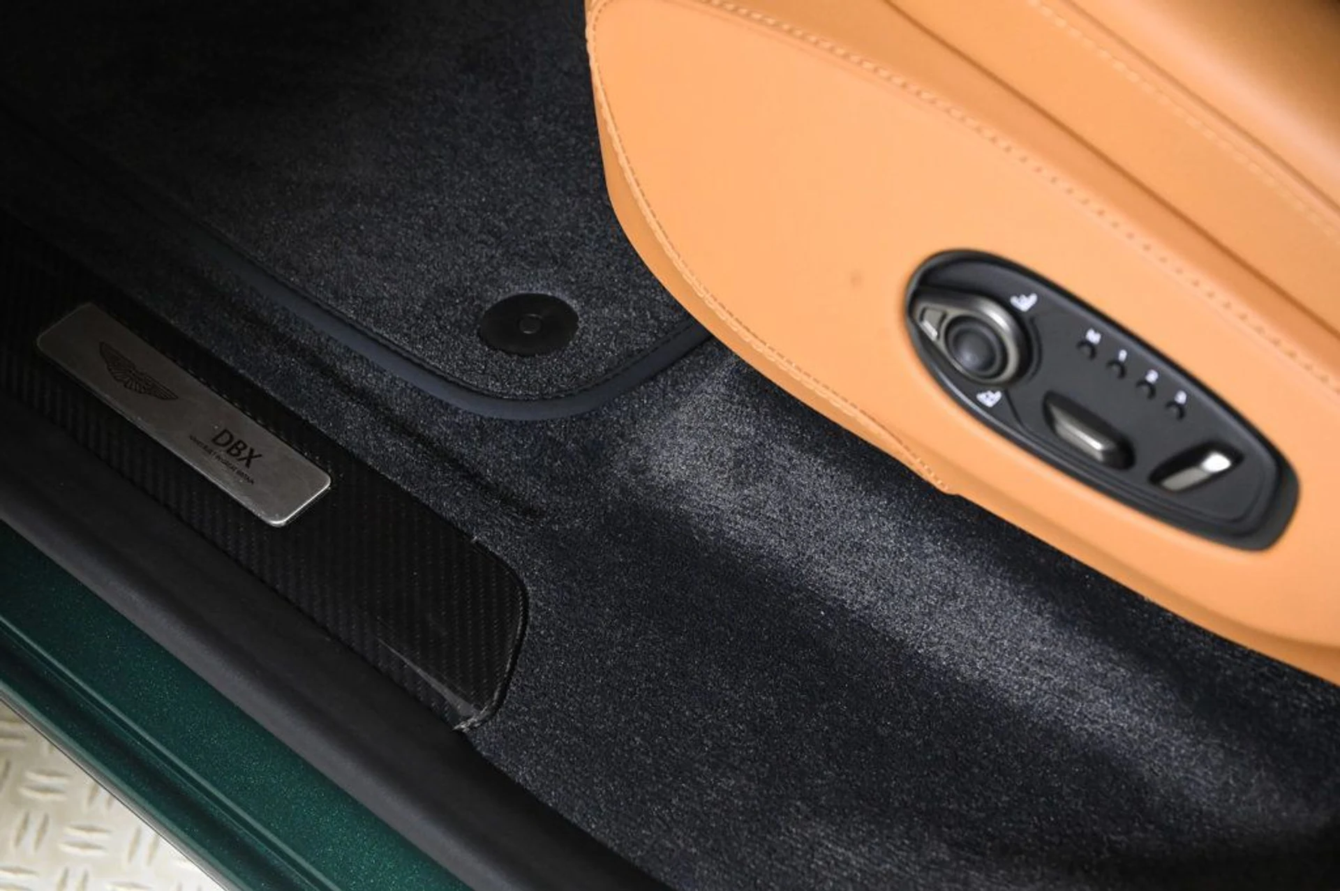 mph019_4245960383_new_2026_aston_martin_dbx_707awd_11350_22961642_19_1024_d51fb9c60e