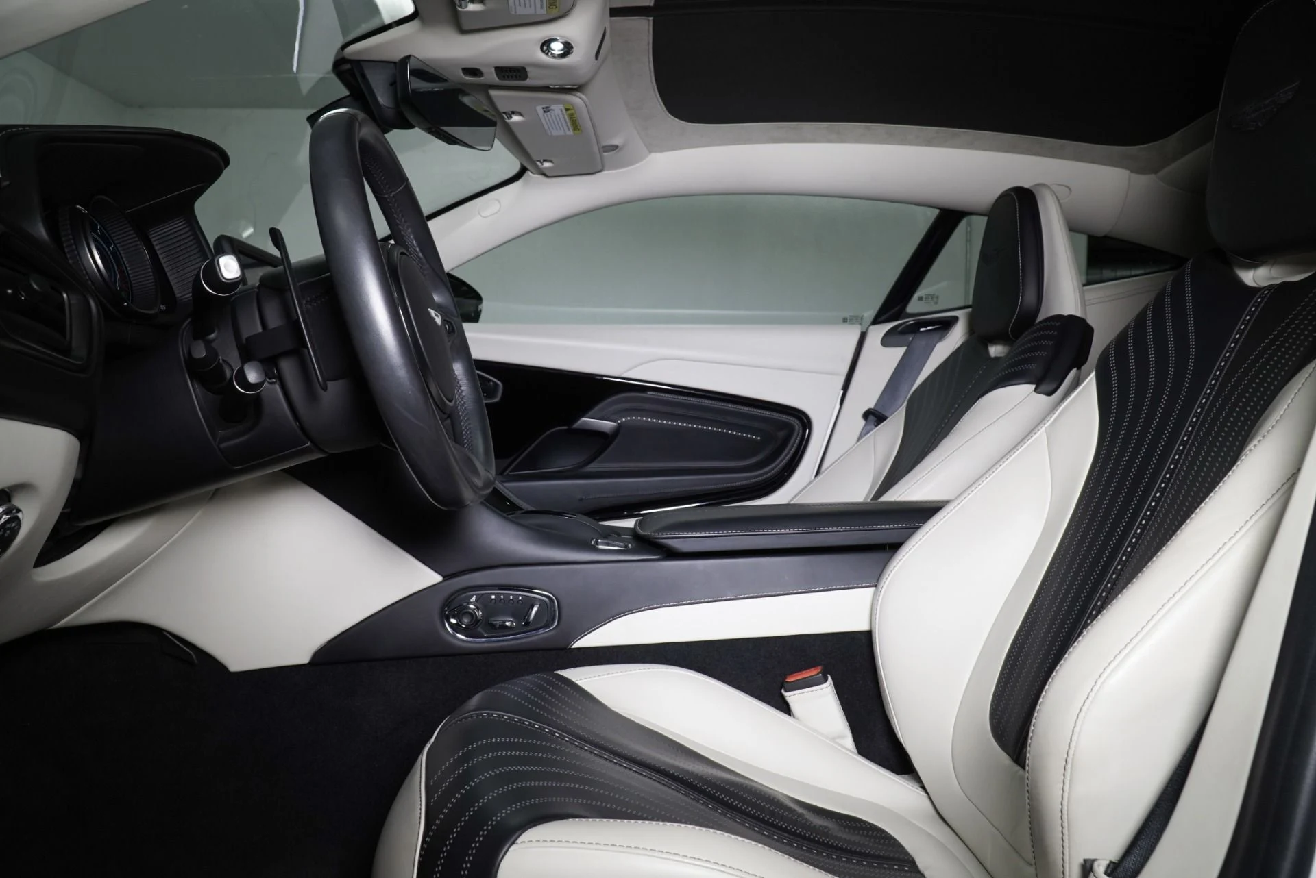 mph019_4248355614_Used_2018_Aston_Martin_DB_11_1764361544_75916b8f41