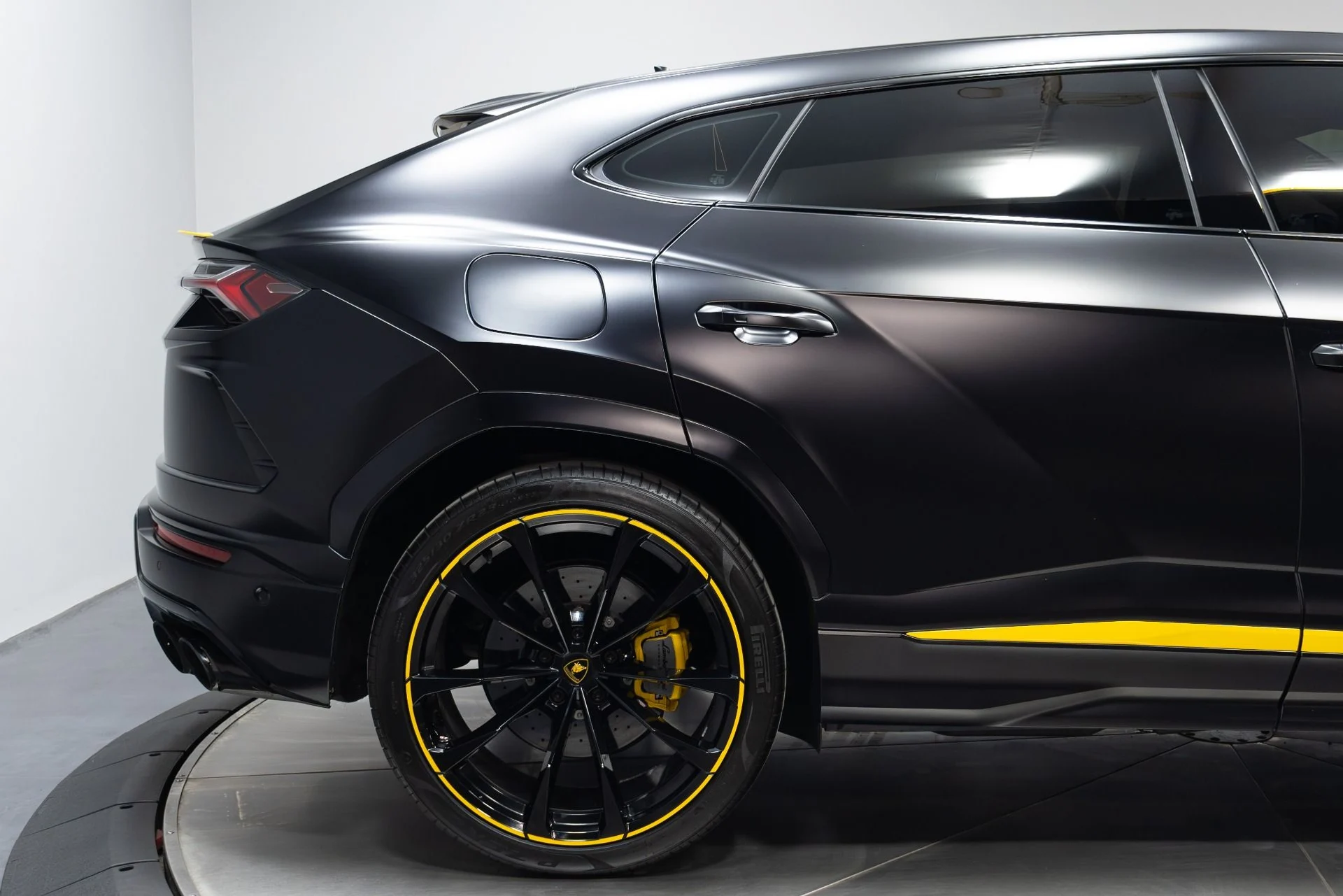 mph019_4260547145_Used_2022_Lamborghini_Urus_Graphite_Capsule_1775757245_f623085e83