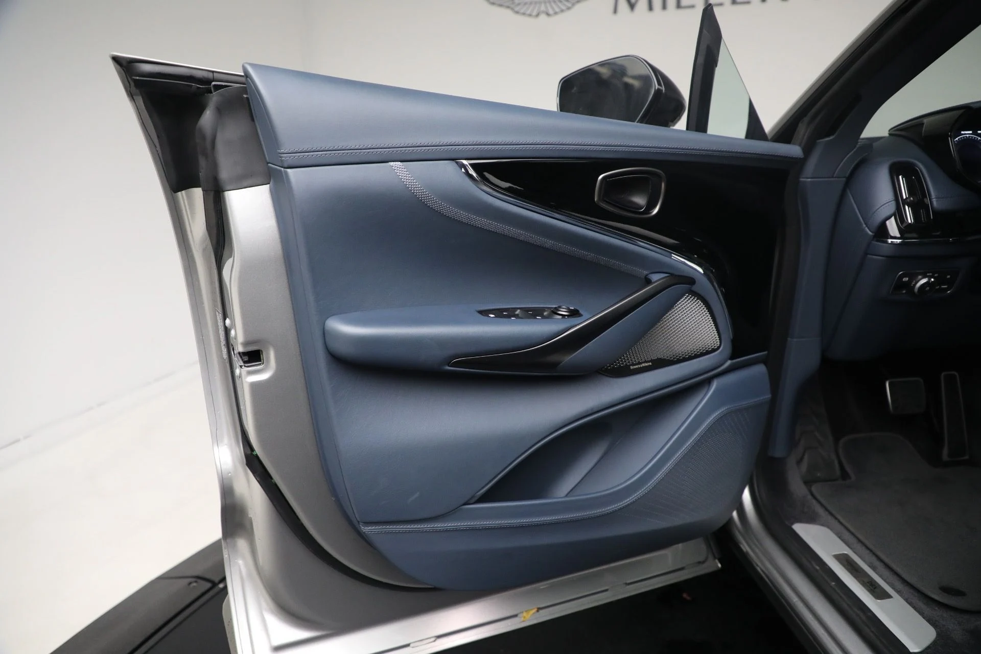 mph019_4271211846_New_2025_Aston_Martin_DBX_707_1762018753_3135fd0858