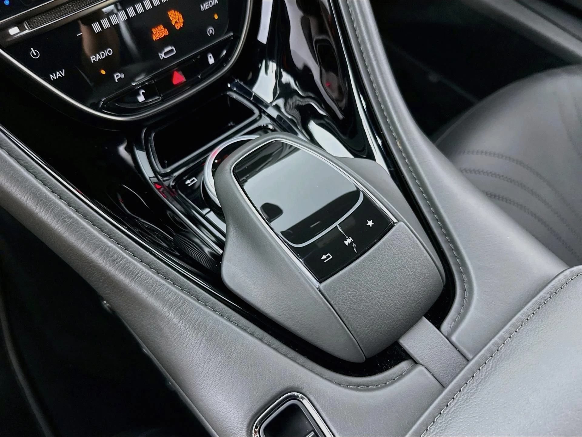 mph019_4284986299_Used_2020_Aston_Martin_DB_11_V8_1787344165_14922f740a