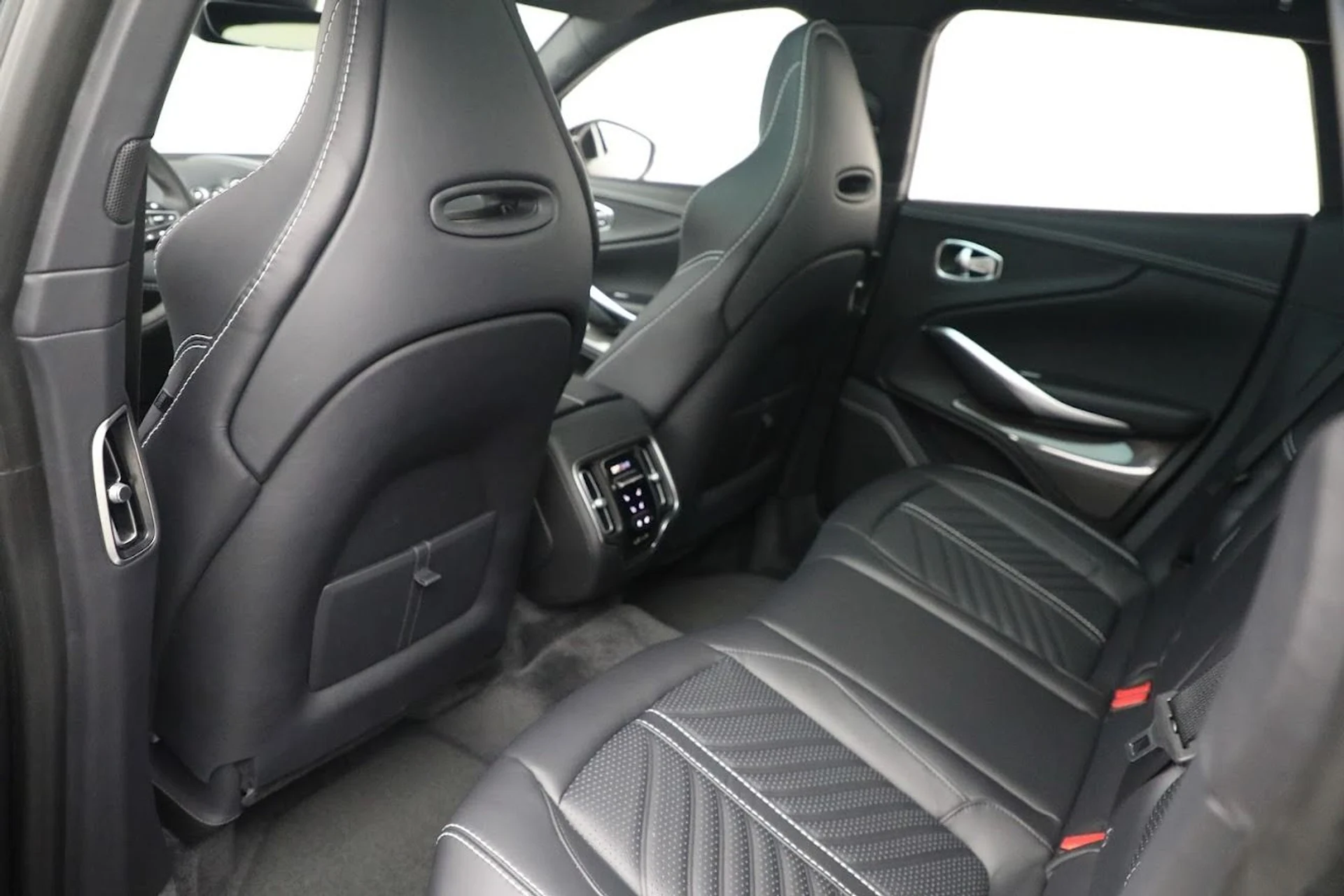 mph019_4291173110_Used_2023_Aston_Martin_DBX_707_1682624534_8a8c07ebef