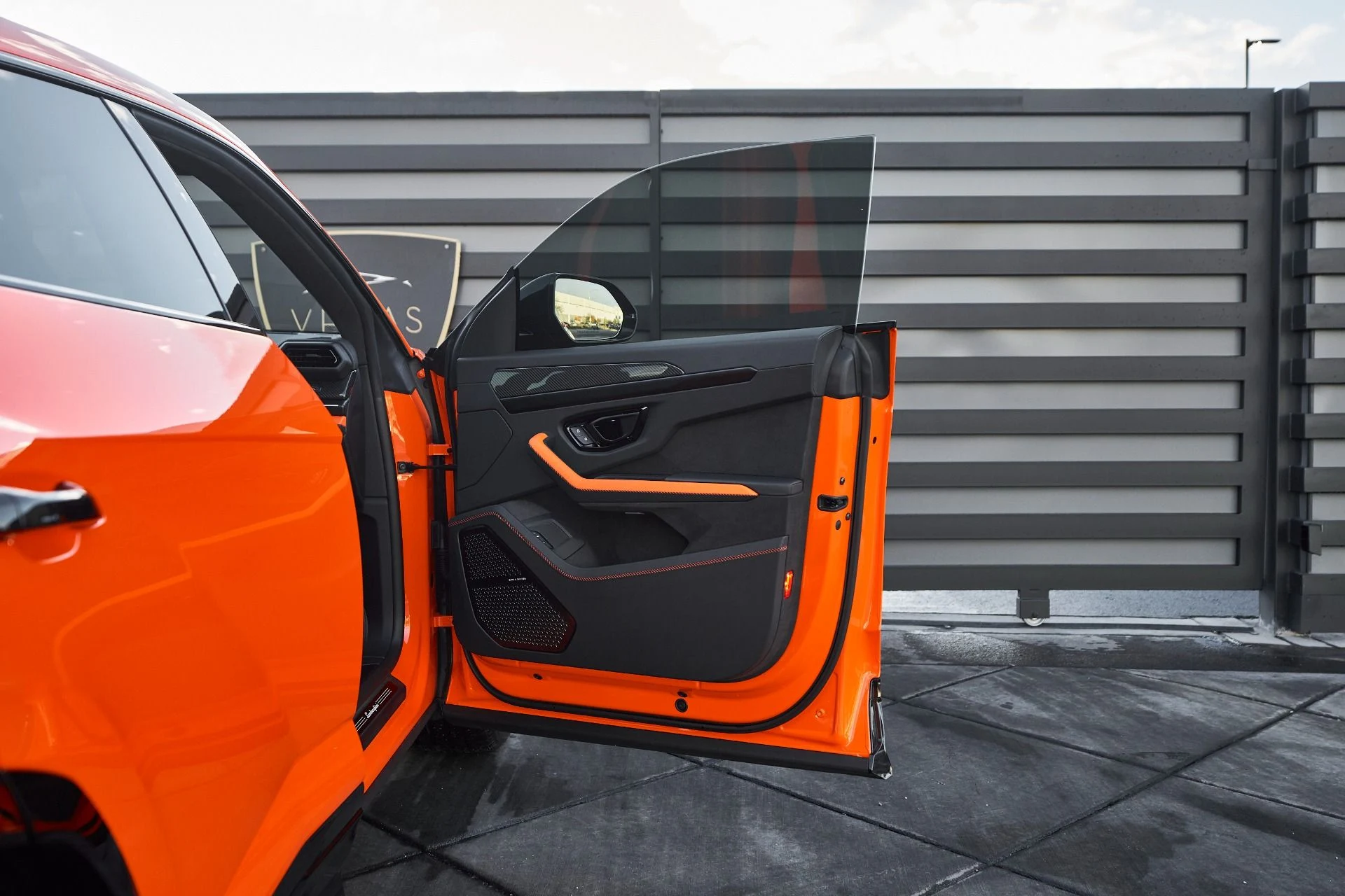 mph019_452289611_Used_2025_Lamborghini_Urus_SE_1763604976_07e50ba8d0