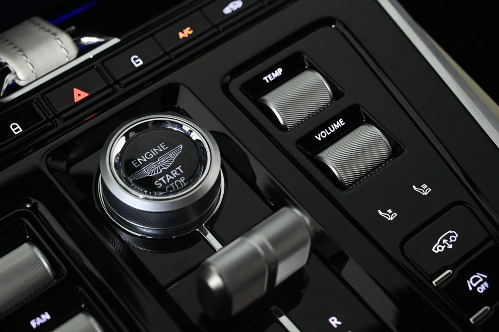 mph019_45571806_new_2026_aston_martin_dbx_707awd_11350_22961109_19_1024_4f43149b14