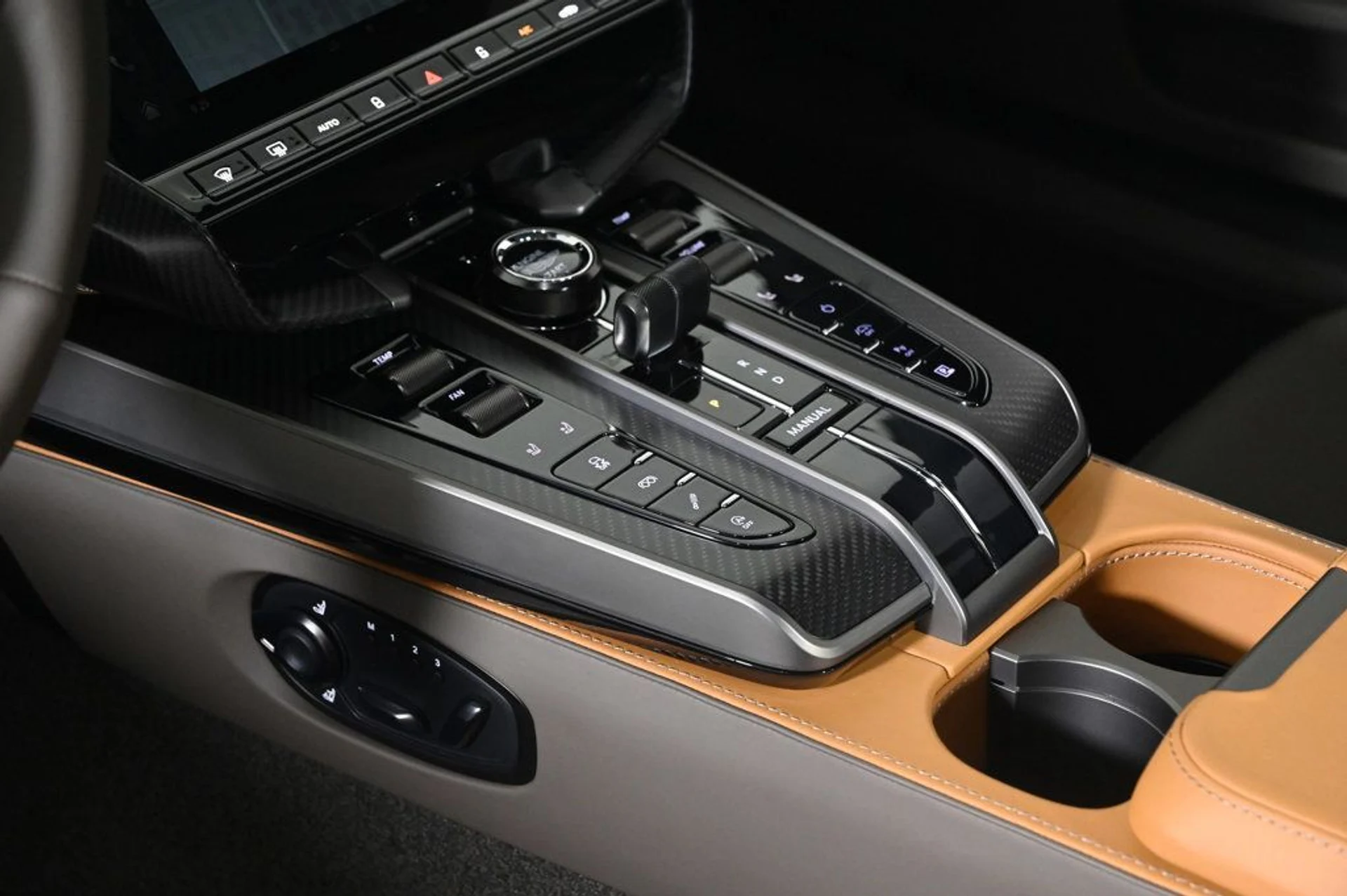 mph019_458374616_used_2025_aston_martin_vanquish_v12_11350_22957360_19_1024_1f2b299d9d