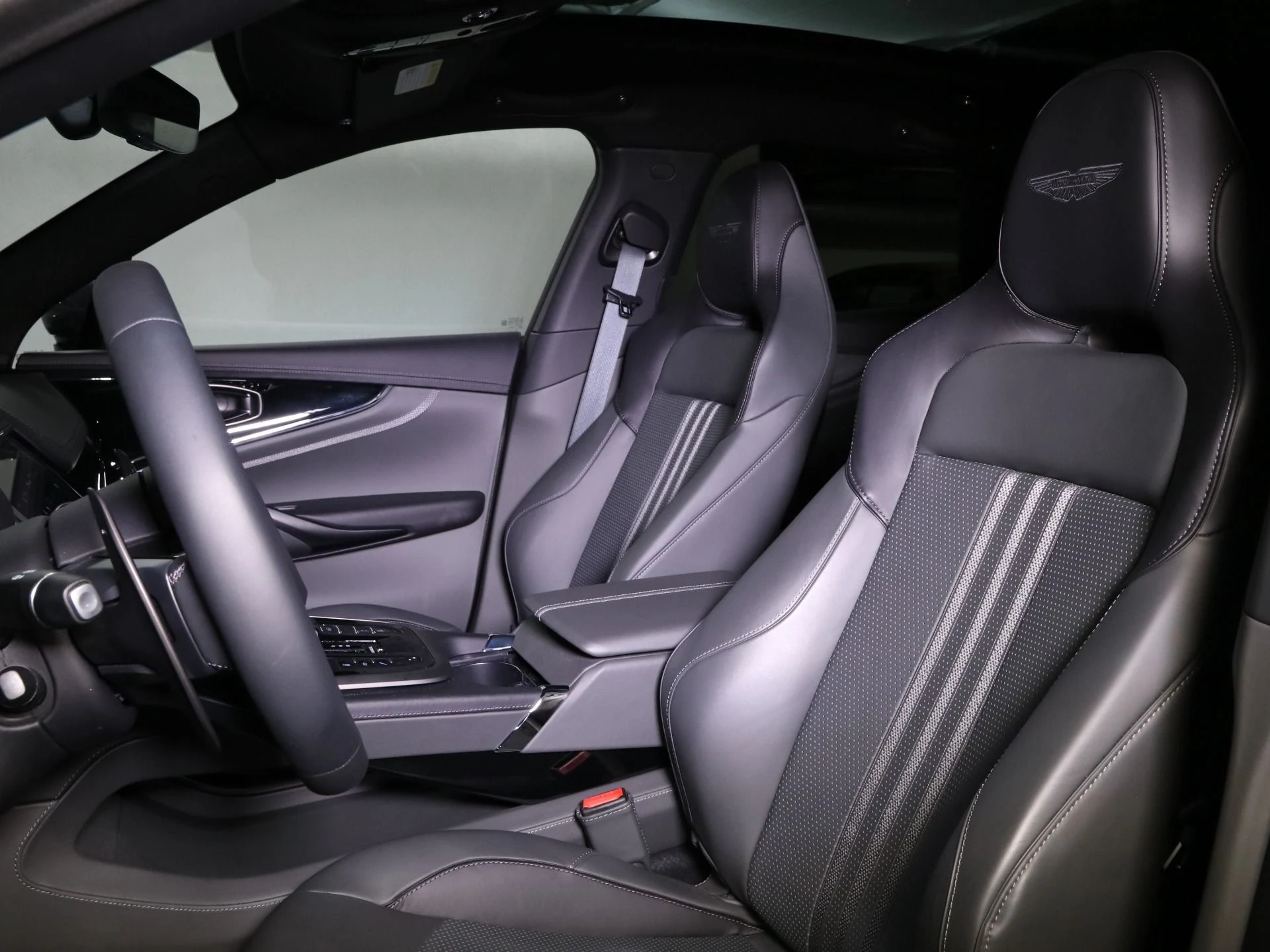 mph019_474634462_New_2025_Aston_Martin_DBX_707_1768458252_6a0886dfa0