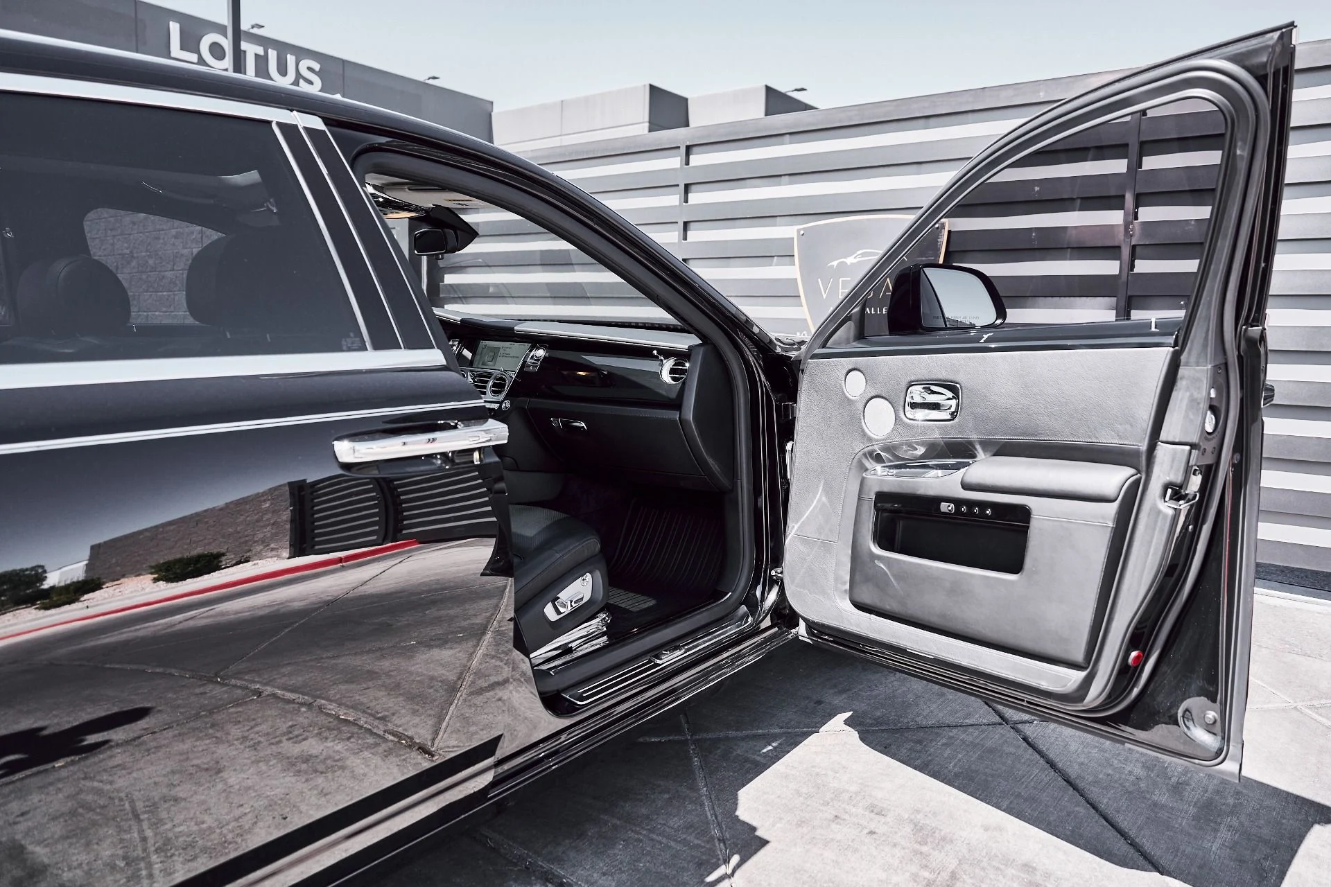 mph019_481707518_Used_2014_Rolls_Royce_Ghost_Base_1781025944_c75912636f