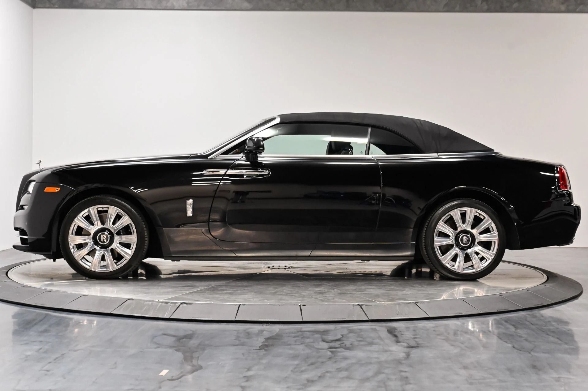 mph019_487723482_Used_2017_Rolls_Royce_Dawn_Base_1789749608_6d06d645e2