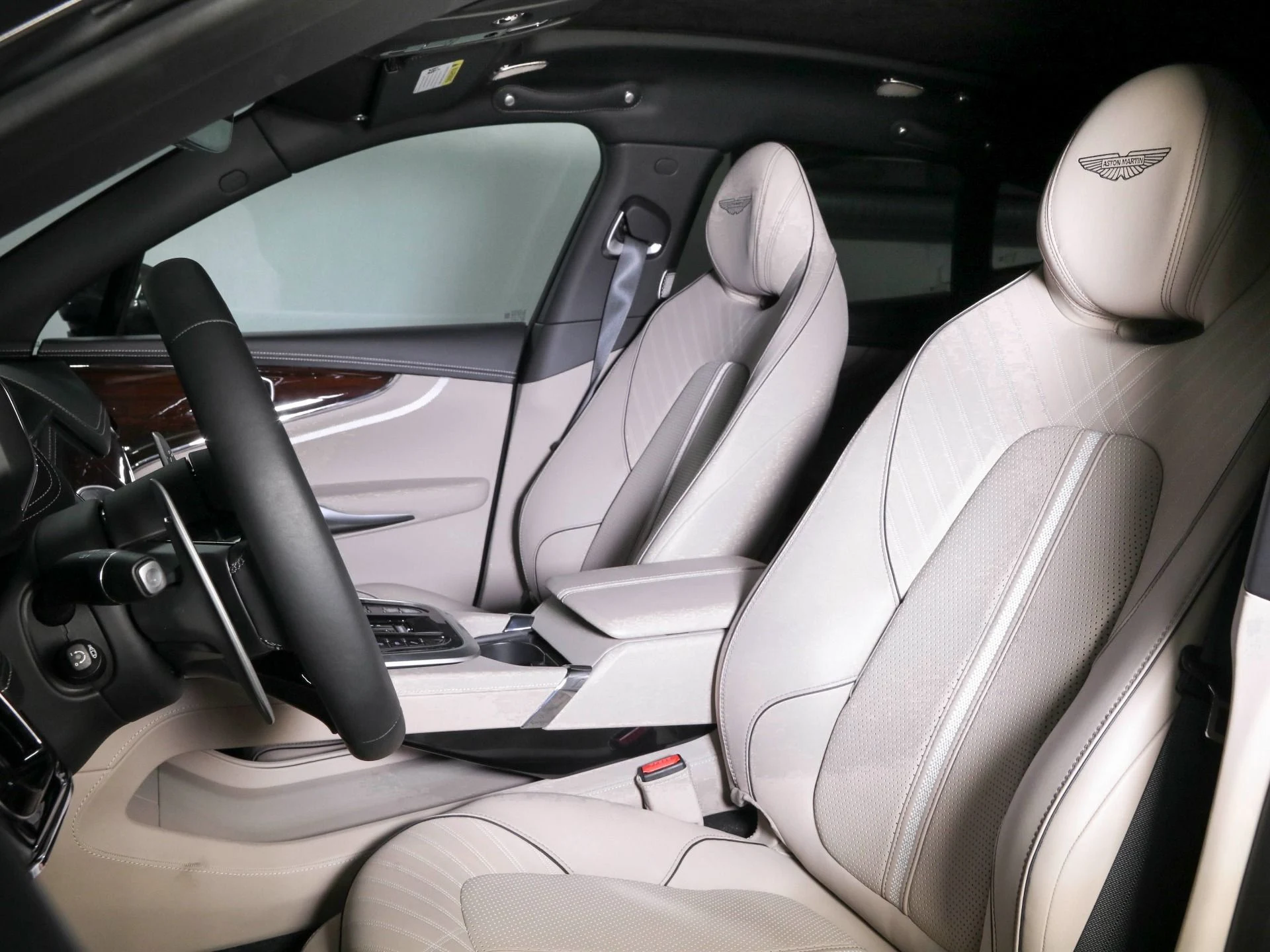 mph019_514012148_New_2025_Aston_Martin_DBX_707_1768455345_ee90a7beb8