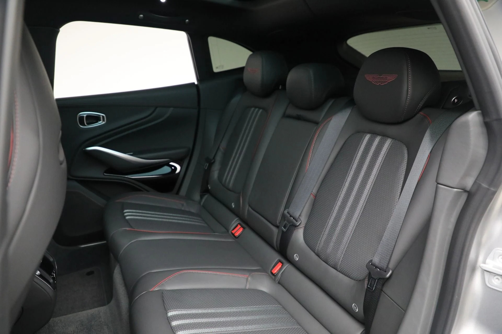 mph019_54580846_New_2025_Aston_Martin_DBX_707_71c94a505e