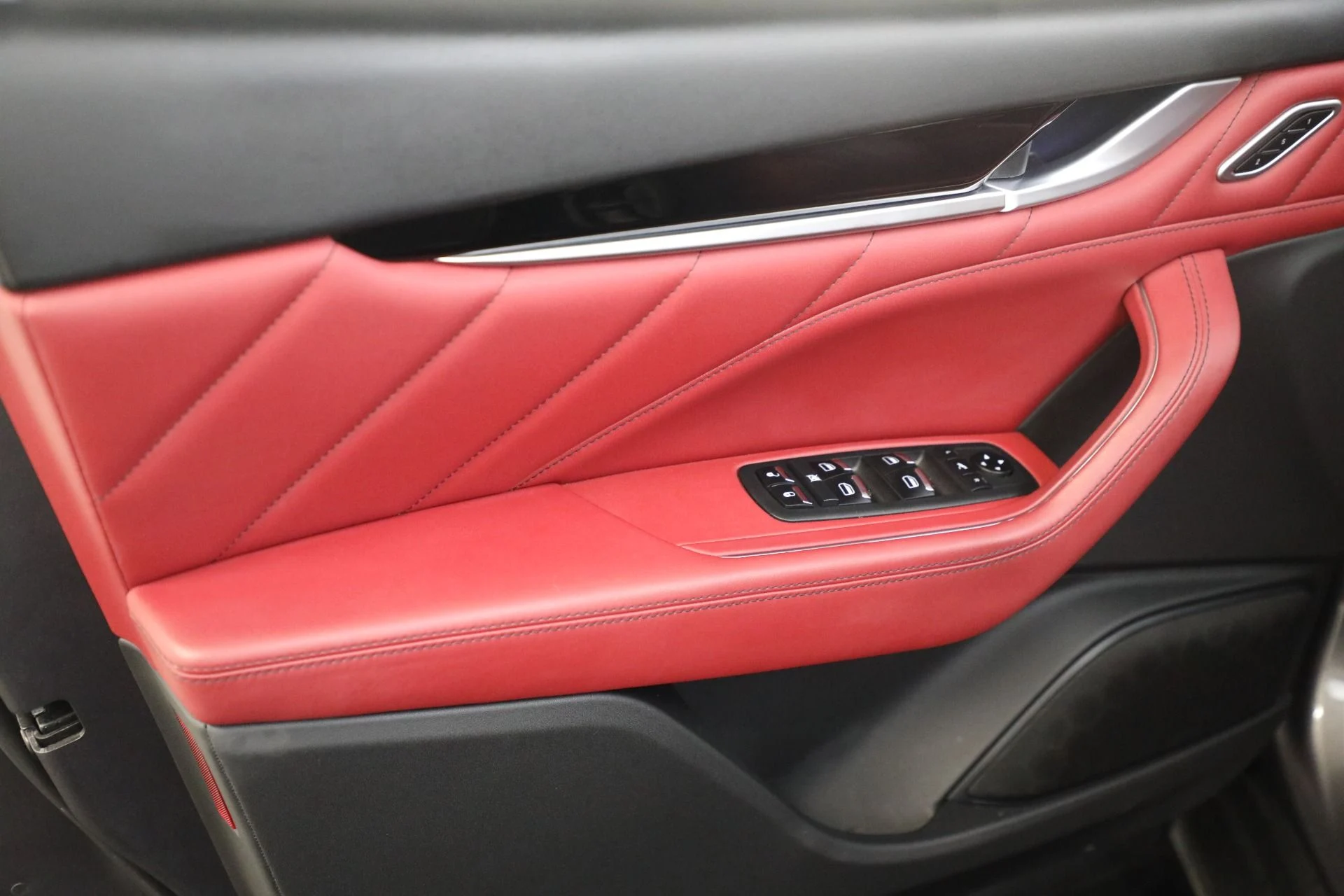 mph019_550961546_Used_2022_Maserati_Levante_GT_1762382440_97153e8882