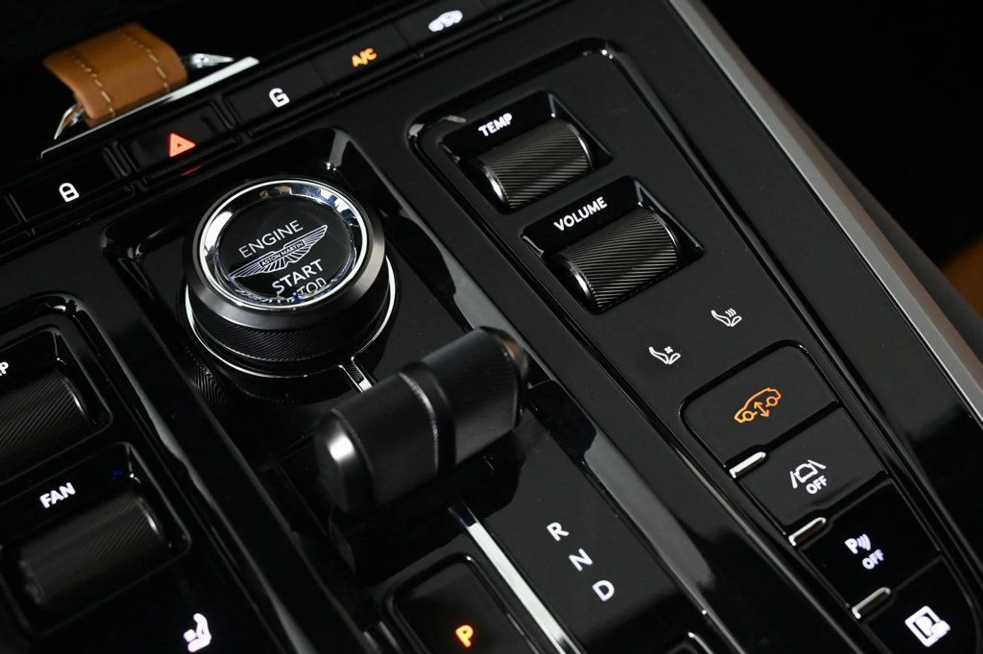 mph019_609647107_new_2026_aston_martin_dbx_707awd_11350_22968776_19_1024_a91b330065