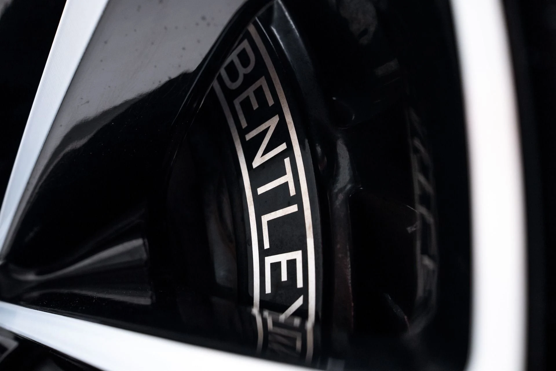 mph019_64473835_Used_2021_Bentley_Bentayga_V8_1774990523_7ba1ede960