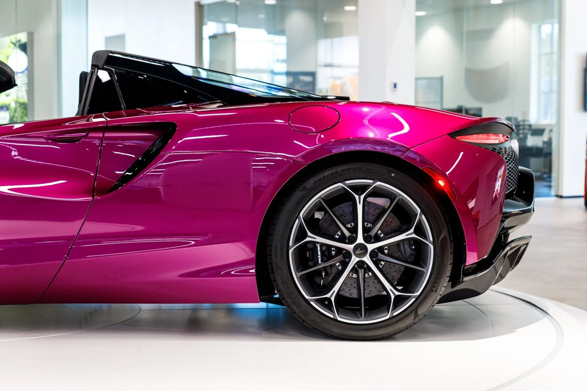 mph019_654883627_652_p20_l_79903f4fab