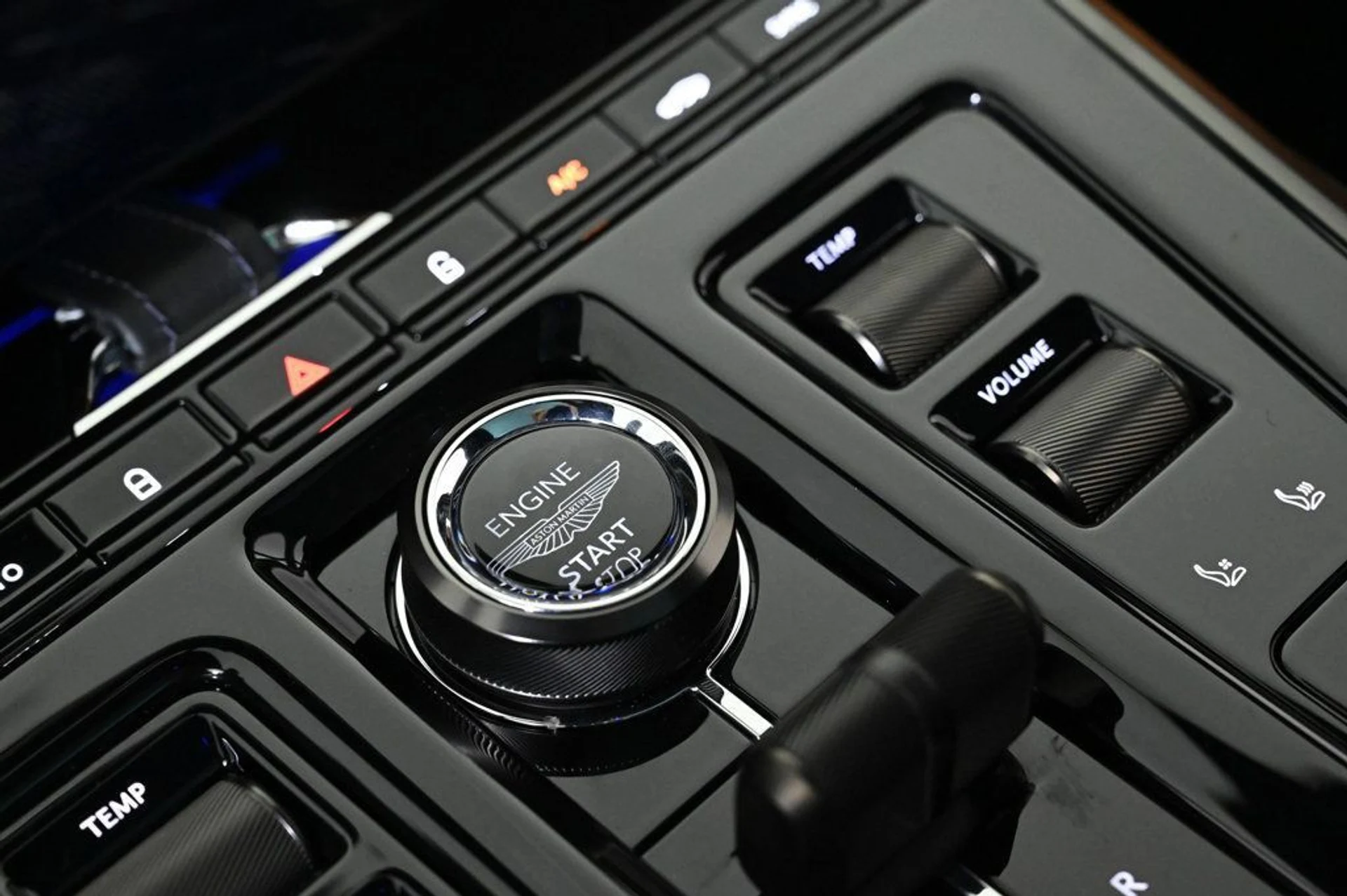 mph019_706361738_new_2025_aston_martin_dbx_707awd_11350_22933621_19_1024_f965d3e571