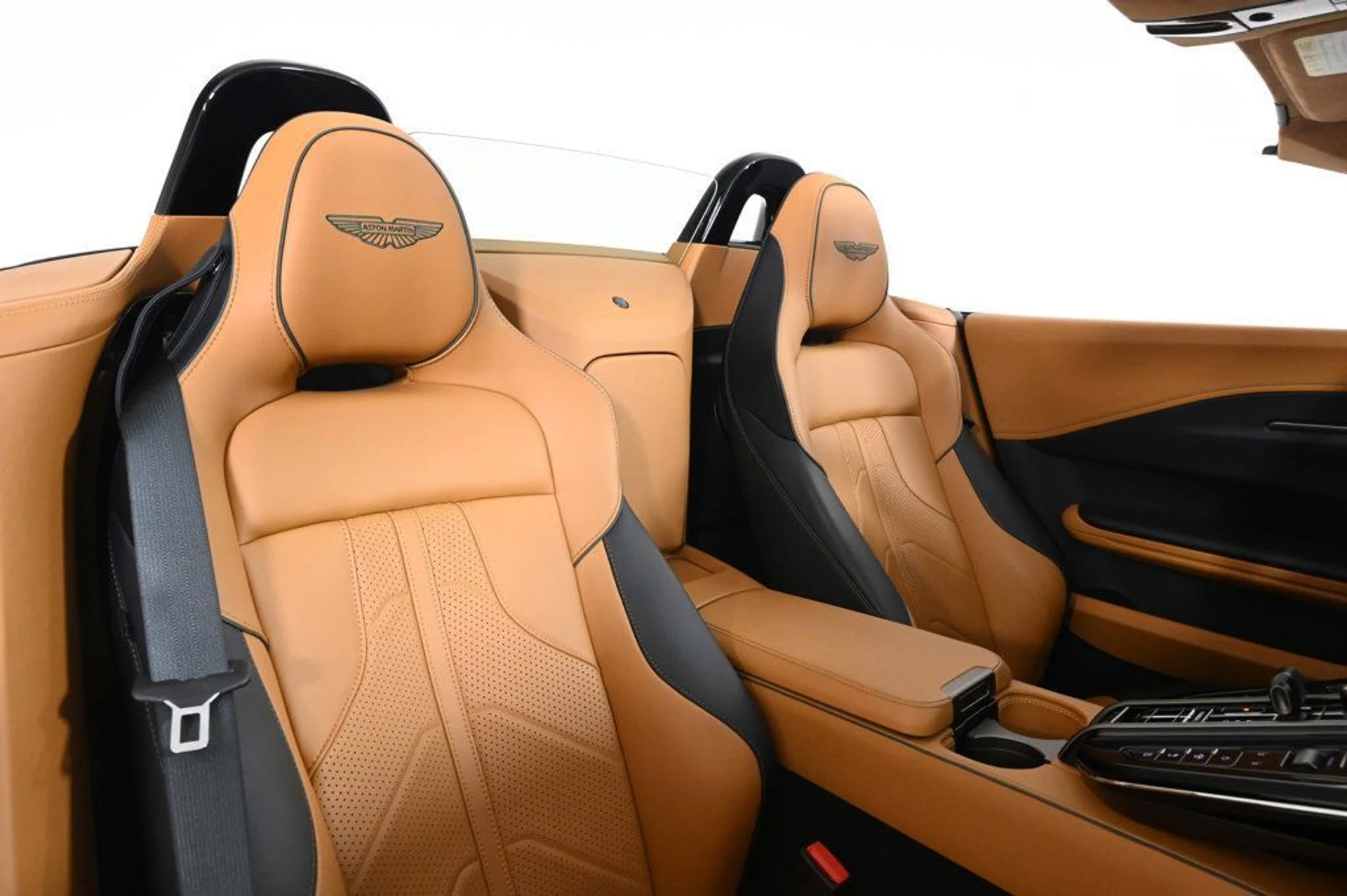 mph019_73645540_used_2026_aston_martin_vantage_base_11350_22991010_19_1024_bac29e34fe