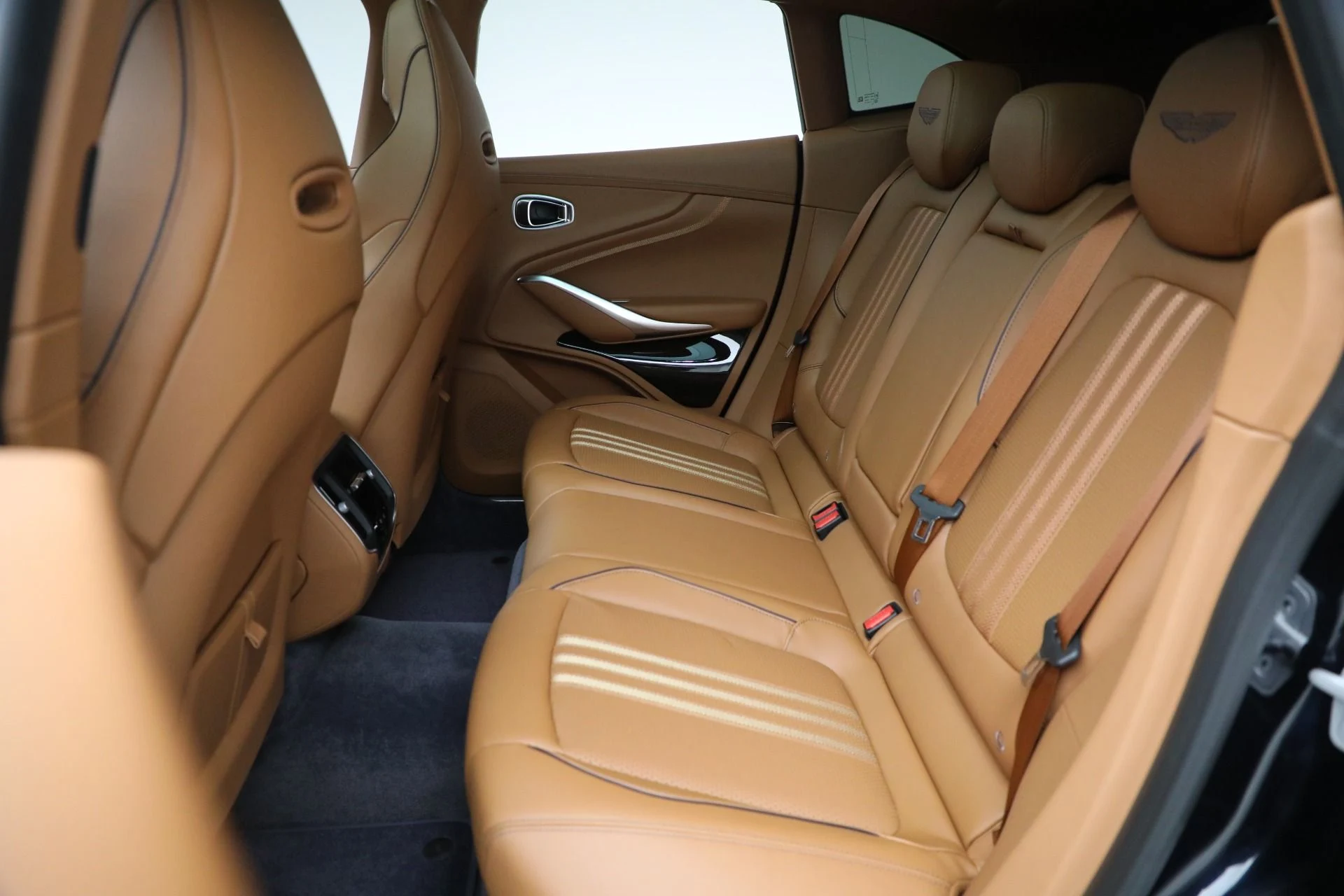 mph019_742563297_New_2025_Aston_Martin_DBX_707_de8262a40e