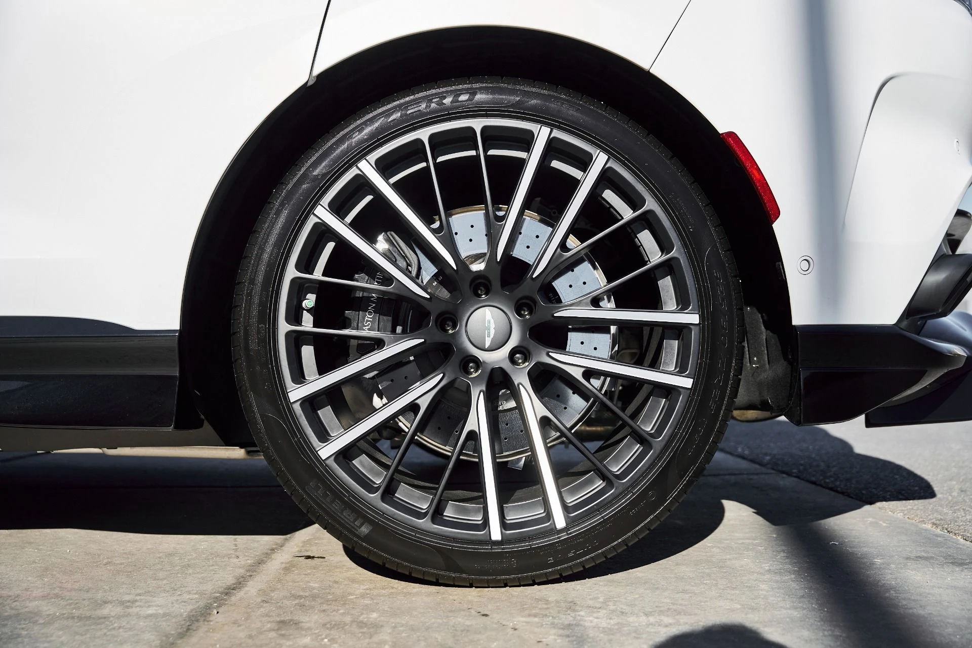 mph019_750331435_Used_2025_Aston_Martin_DBX_707_1767063152_f15ca466bc