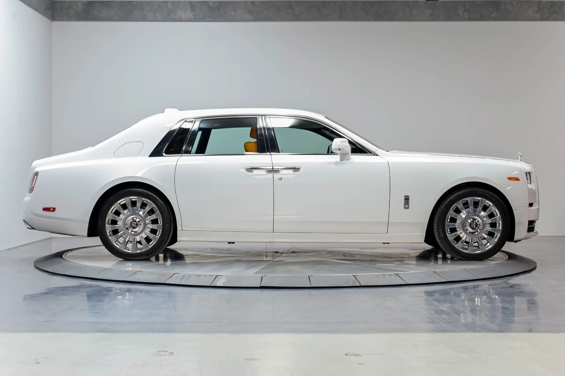 mph019_811590300_Used_2022_Rolls_Royce_Phantom_1778542434_f061631a63