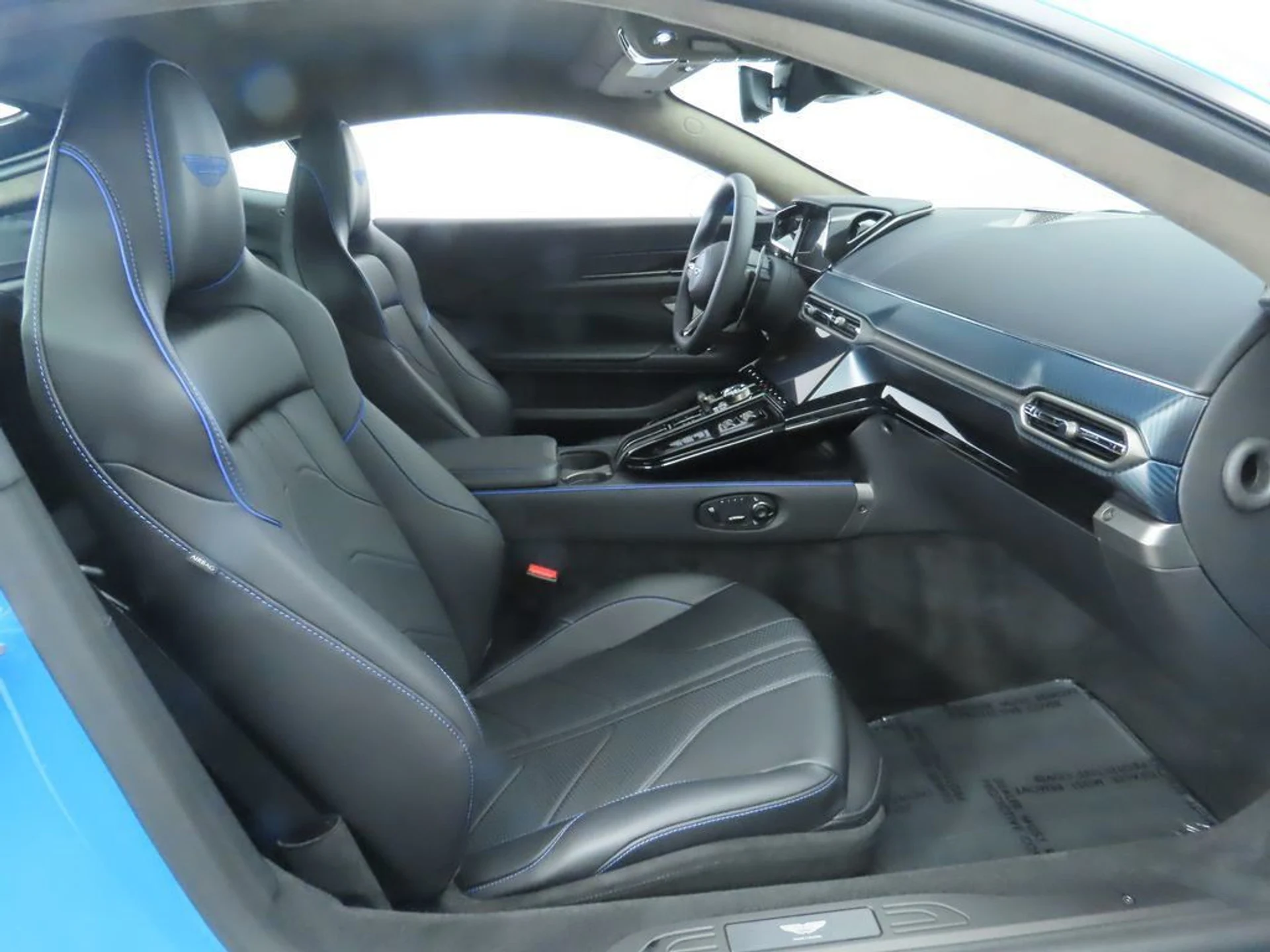 mph019_836208203_used_2025_aston_martin_vantage_coupe_8119_23008719_20_1024_3030527e03