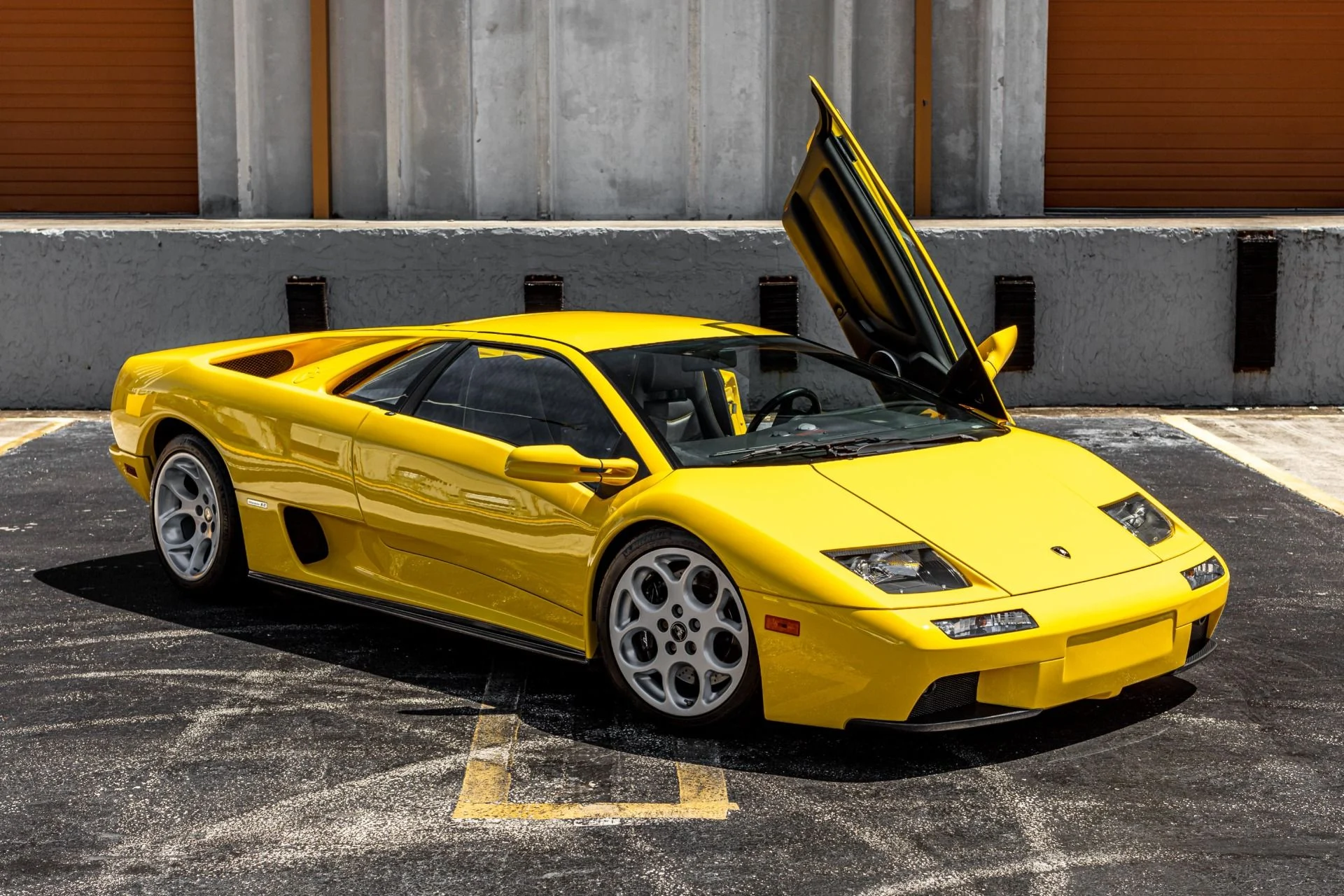 mph019_871271350_Used_2001_Lamborghini_Diablo_VT_IMMACULATE_CONDITION_W_EXTENSIVE_CARBON_19_K_SERVICE_PERFORMED_1658444927_03c0096cce