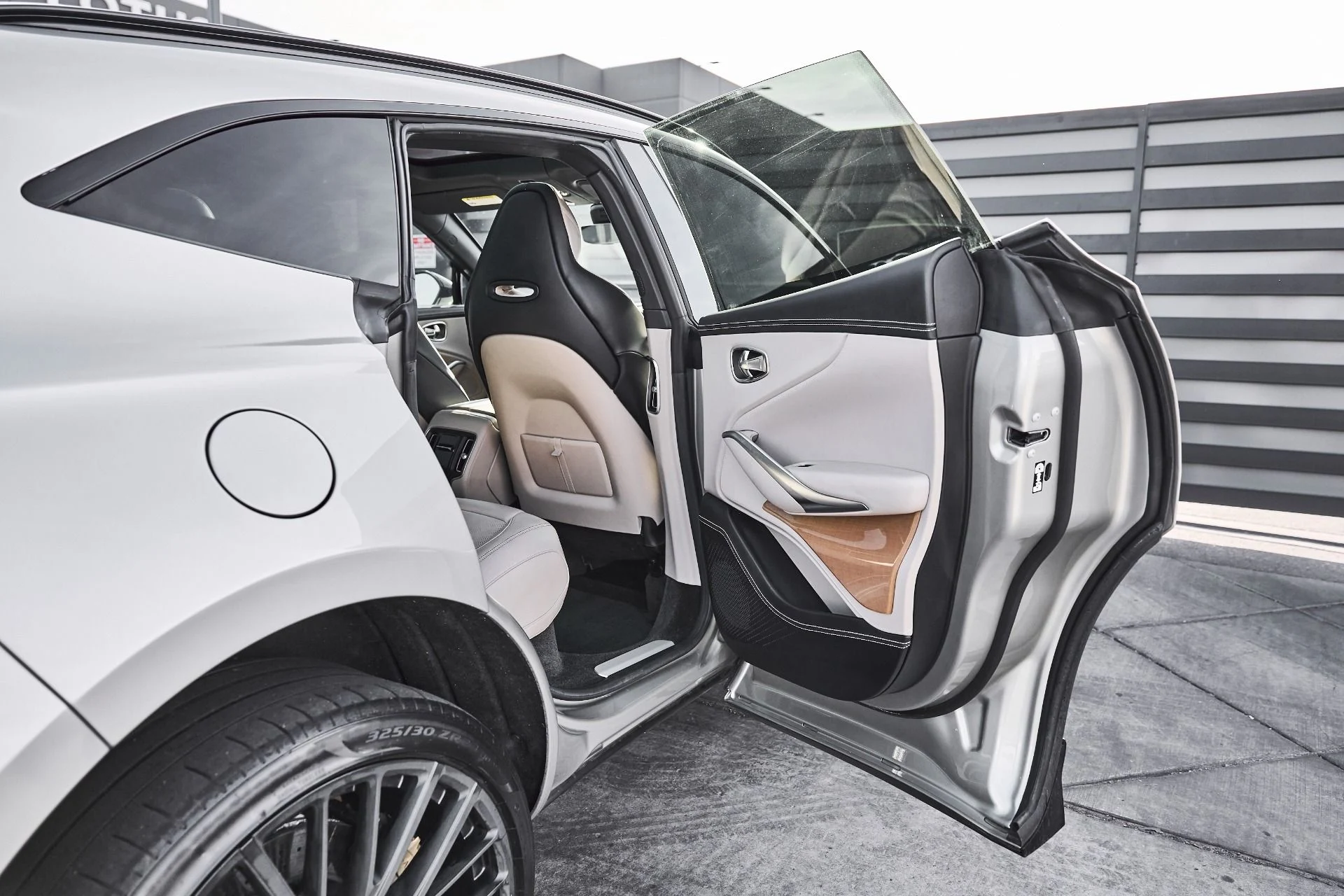 mph019_88806624_Used_2023_Aston_Martin_DBX_707_1774652361_5e08e5000f