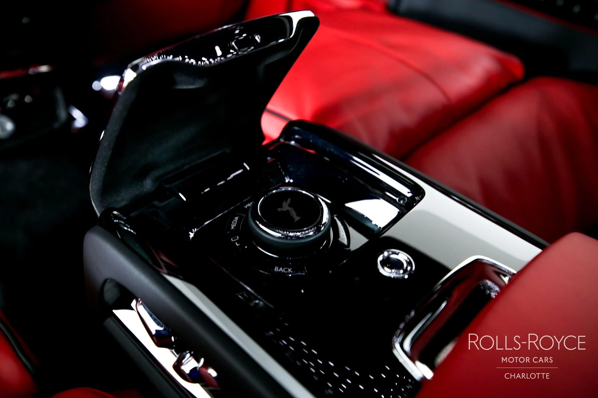 mph019_9088066_Used_2024_Rolls_Royce_Phantom_EWB_1745331546_f57441fe9b