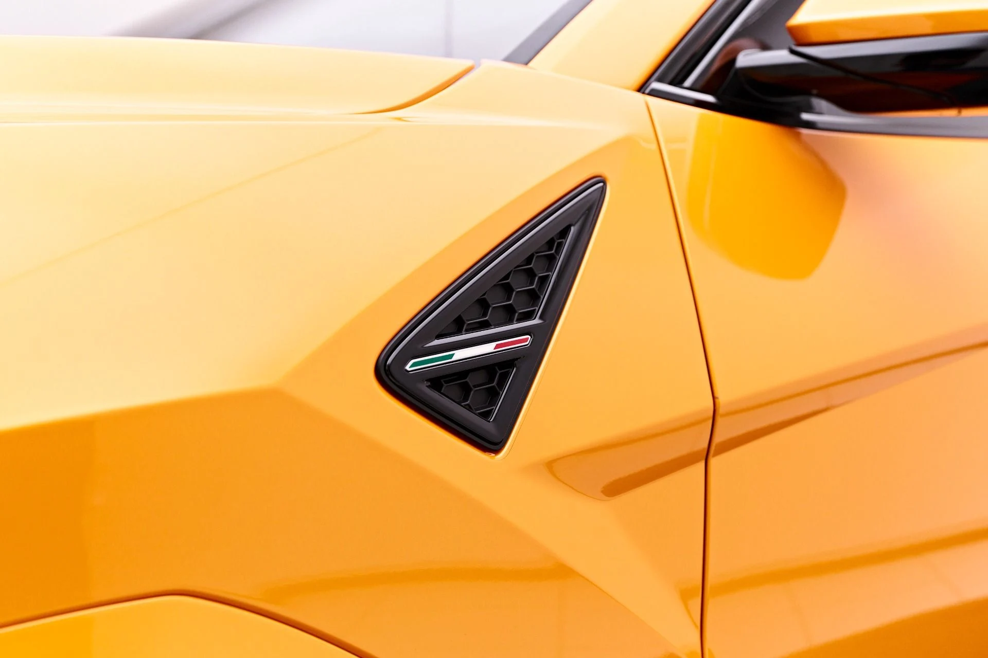 mph019_918183480_Used_2023_Lamborghini_Urus_S_1747338722_fe9ca16536
