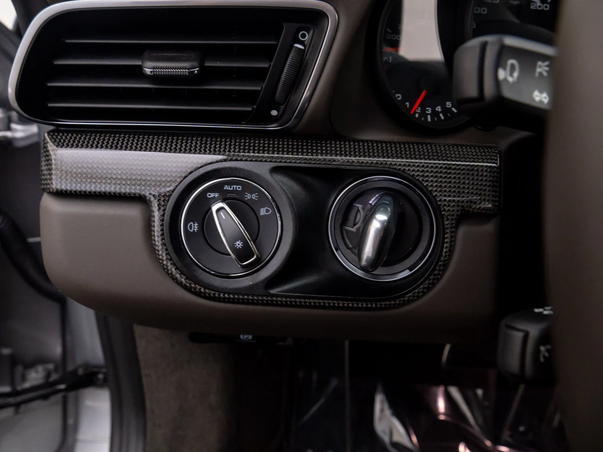 mph019_991656656_440c67747539a8b68cdf47fec22c382bx_7d0171c59a