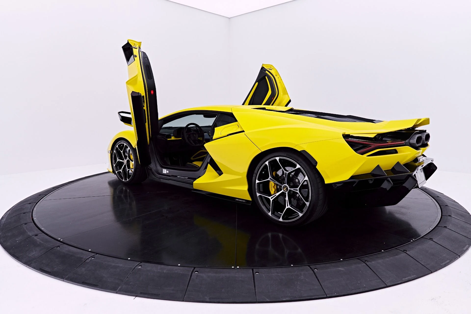 mph019_994194681_Used_2026_Lamborghini_Revuelto_Base_1782198244_1c9f986b55