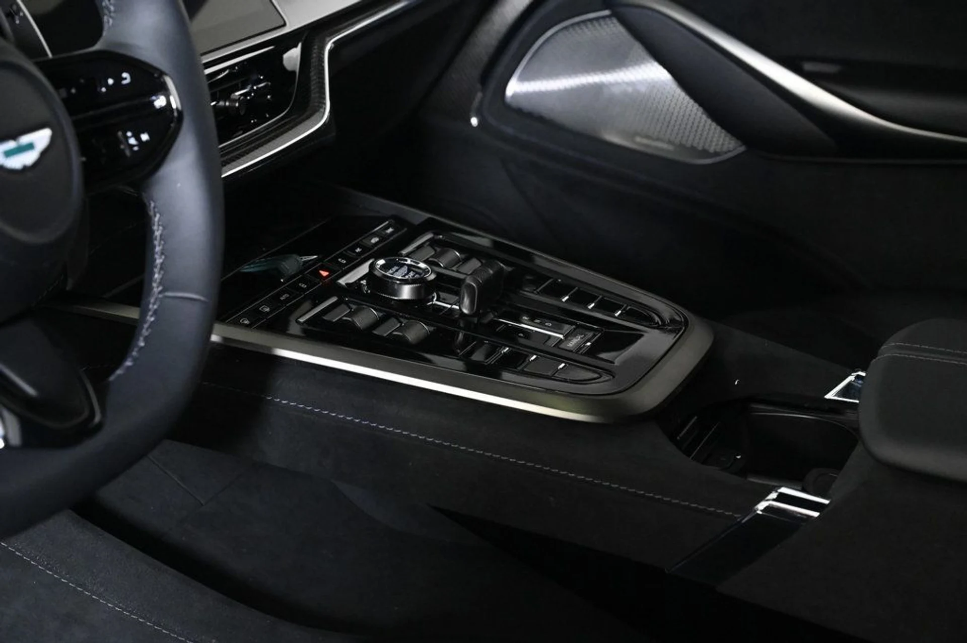 mph020_100962343_new_2026_aston_martin_dbx_sawd_11350_22964216_20_1024_6d0e6e3291