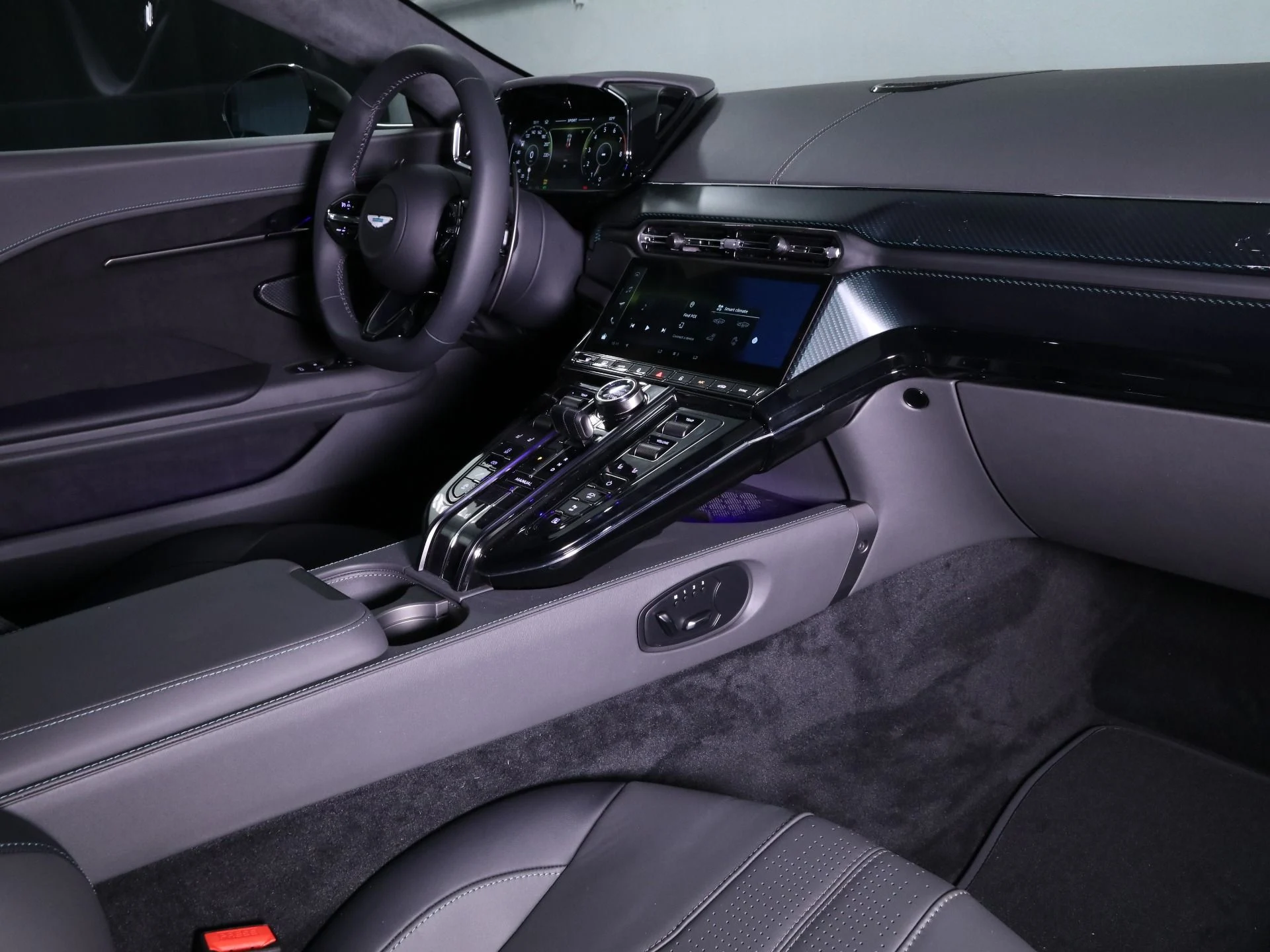 mph020_1019112480_New_2025_Aston_Martin_Vantage_1758482523_7d8bc2756a