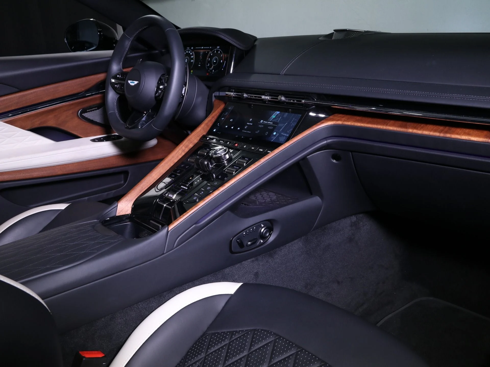 mph020_1022828167_Used_2025_Aston_Martin_DB_12_Volante_1758482753_e6c34297e0