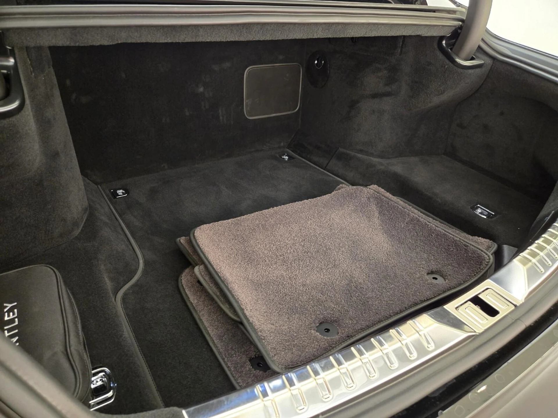 mph020_1049980025_Used_2023_Bentley_Flying_Spur_V8_1761376107_53da841921