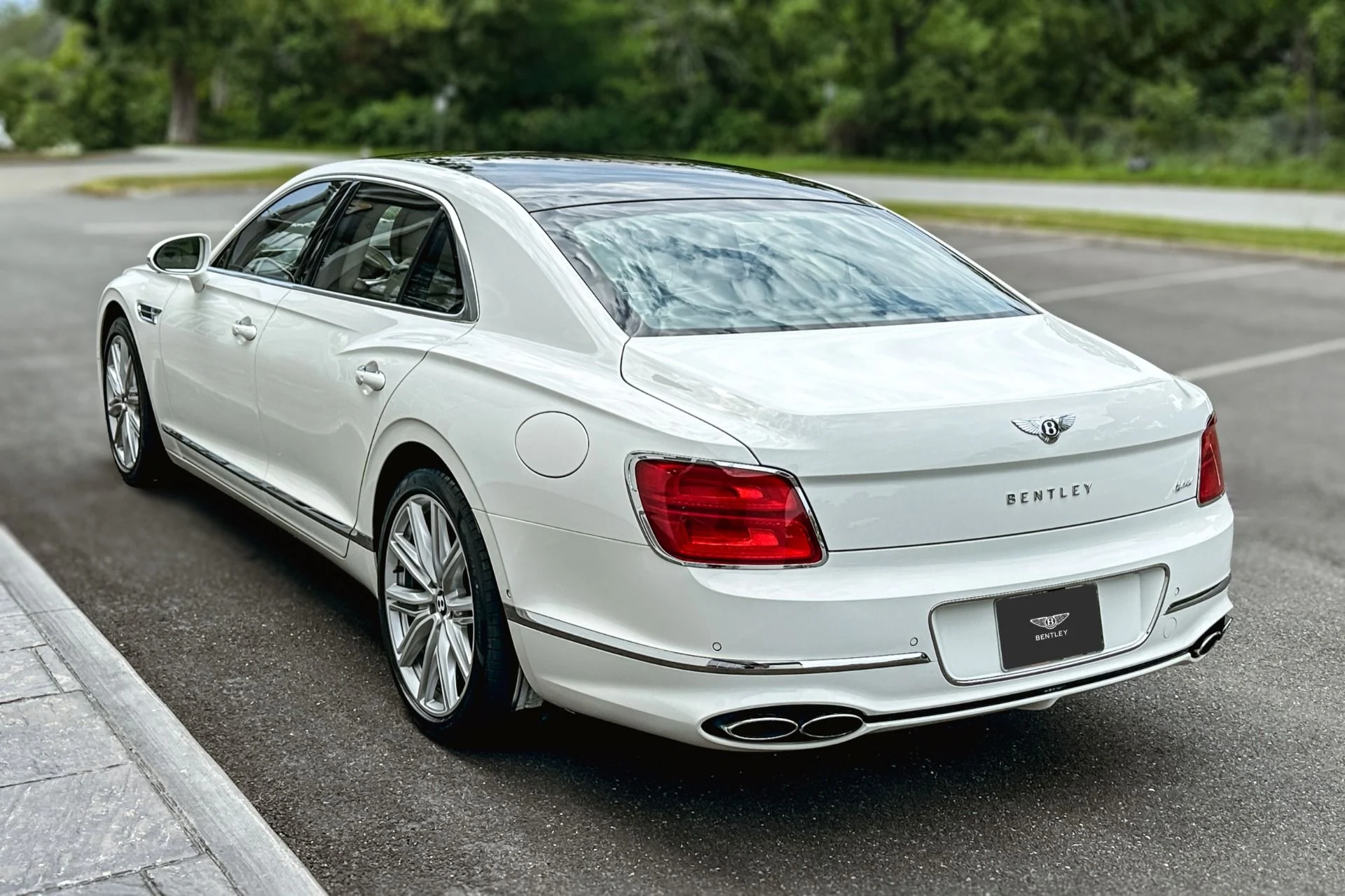 mph020_105349842_Used_2023_Bentley_Flying_Spur_Hybrid_Hybrid_1782128898_0fd699bcd5