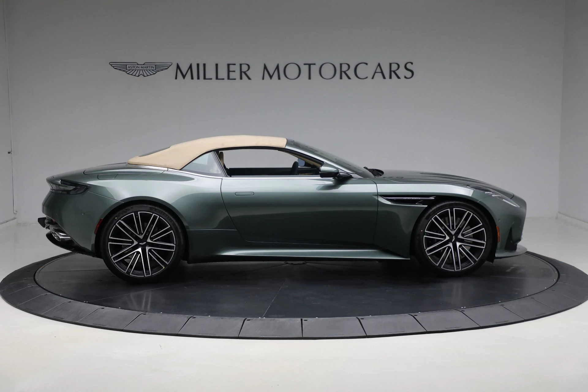 mph020_1057923386_New_2025_Aston_Martin_DB_12_Volante_1631c8e3f1