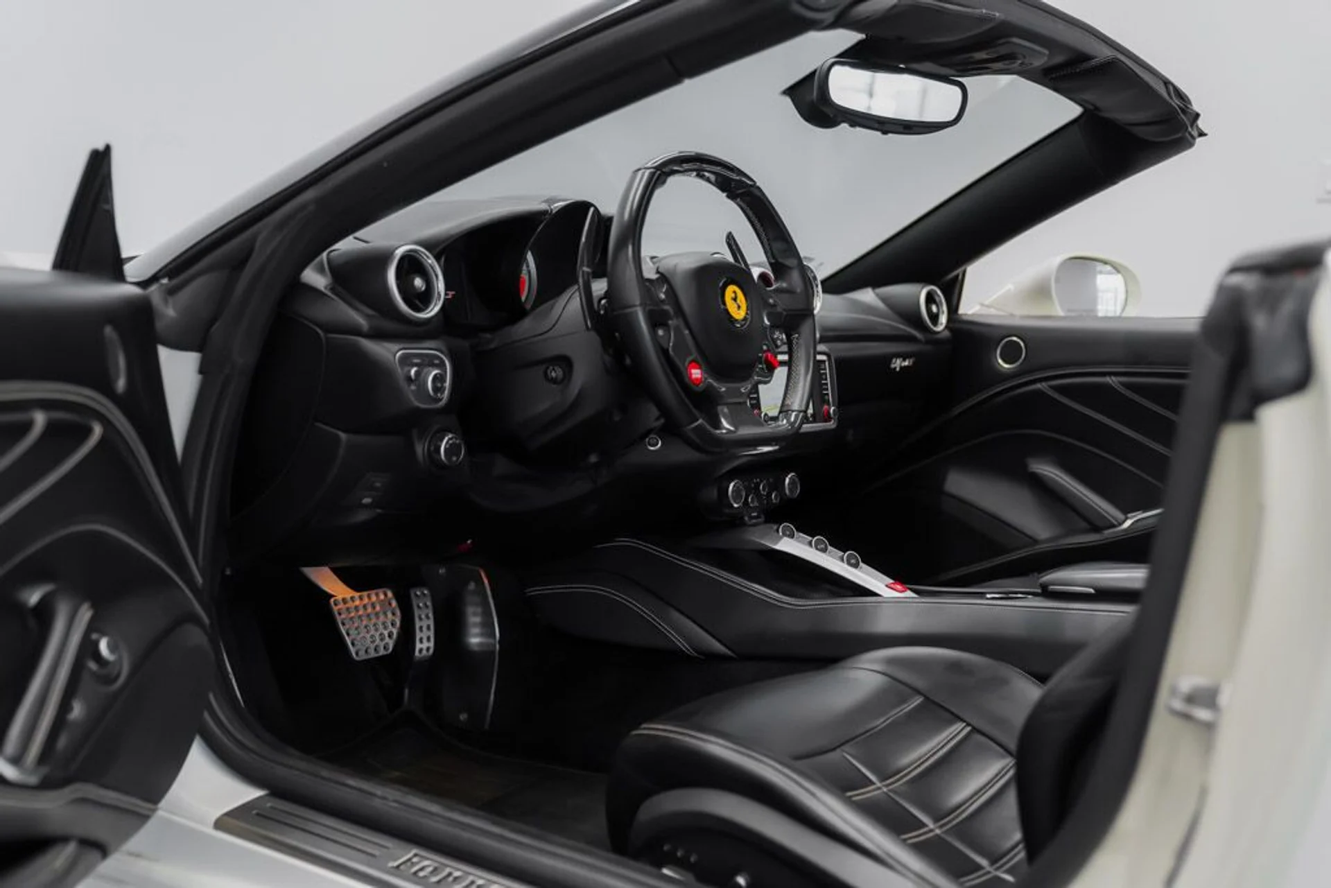 mph020_1073702814_ferrari_california_2015_jpg_v_1758918548_22240526c9