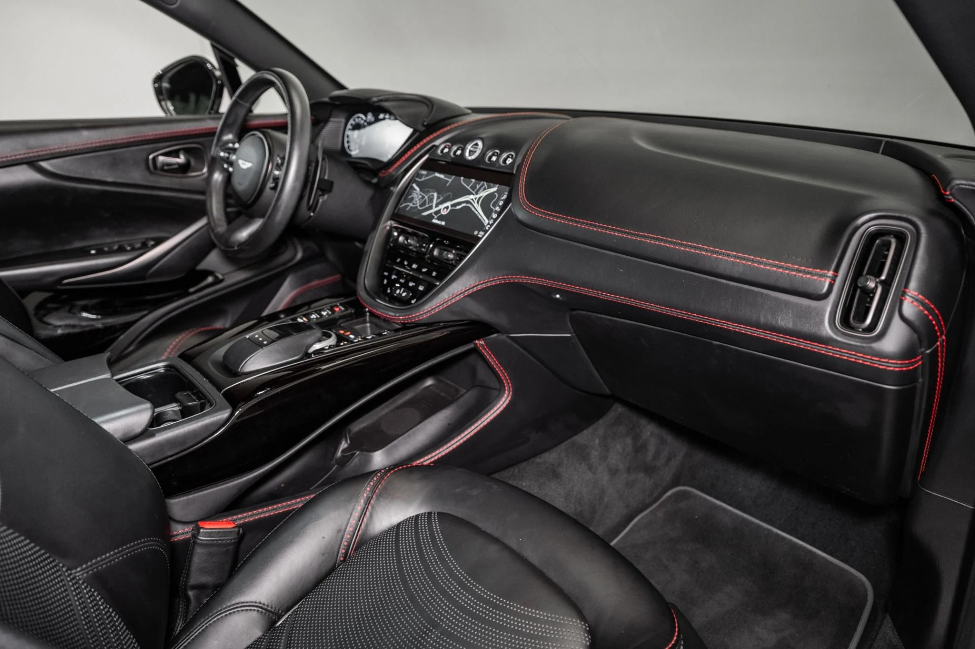 mph020_1106624413_Used_2023_Aston_Martin_DBX_1759420247_0a8662b2e7