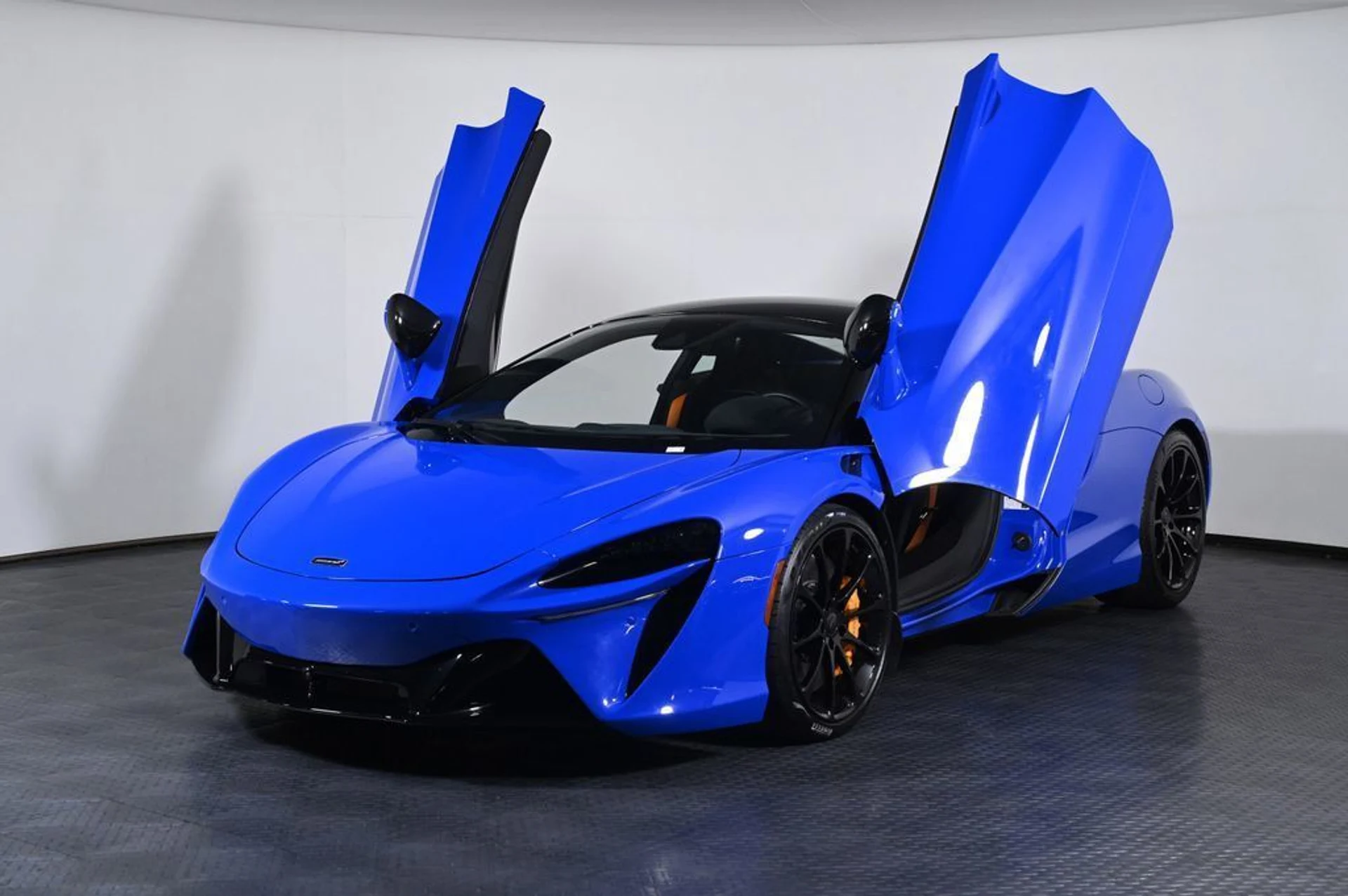 mph020_1130409756_used_2024_mclaren_artura_11350_23032757_21_1024_cc21061b35