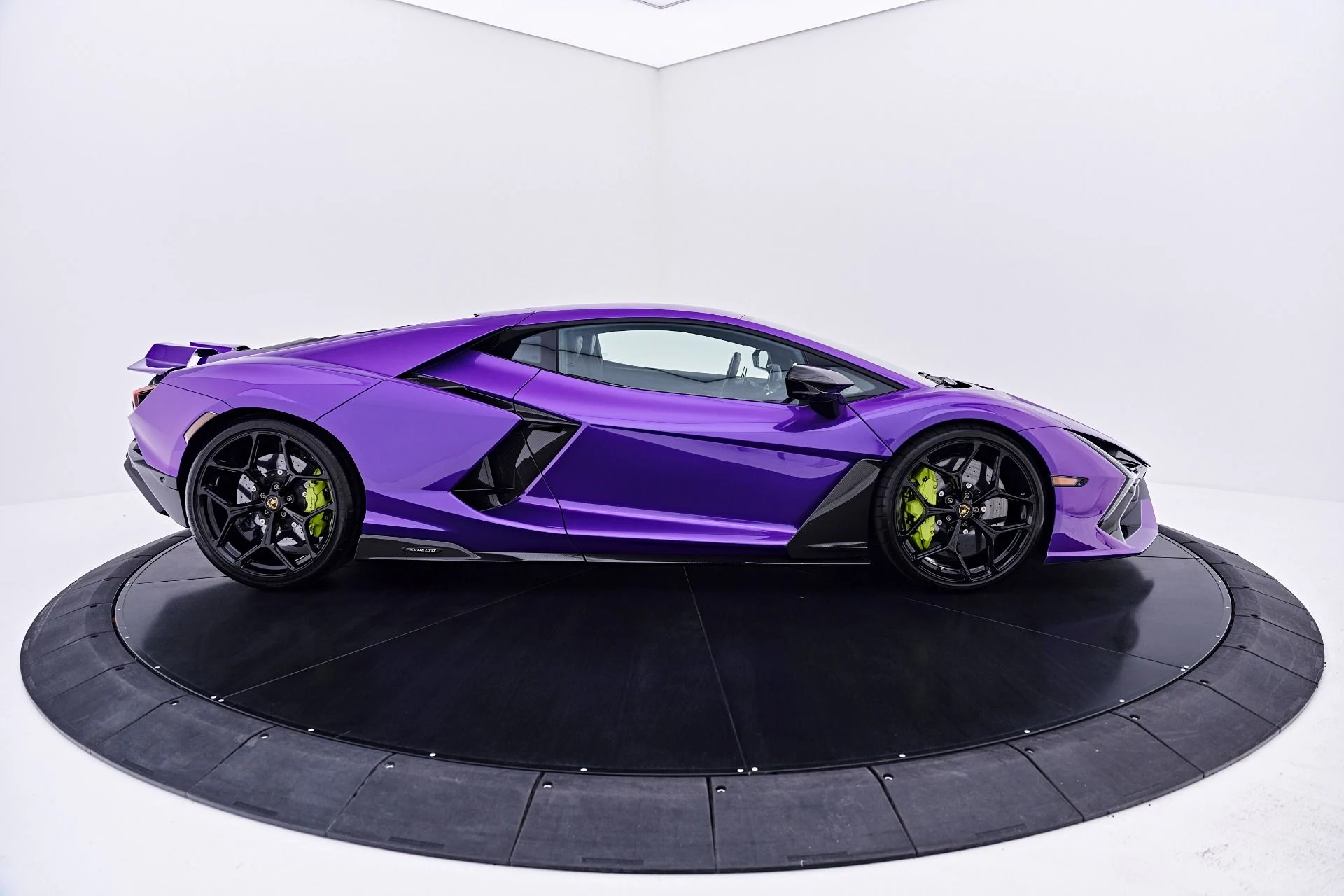 mph020_1132433519_Used_2025_Lamborghini_Revuelto_Base_1784242611_b44a5b6d16
