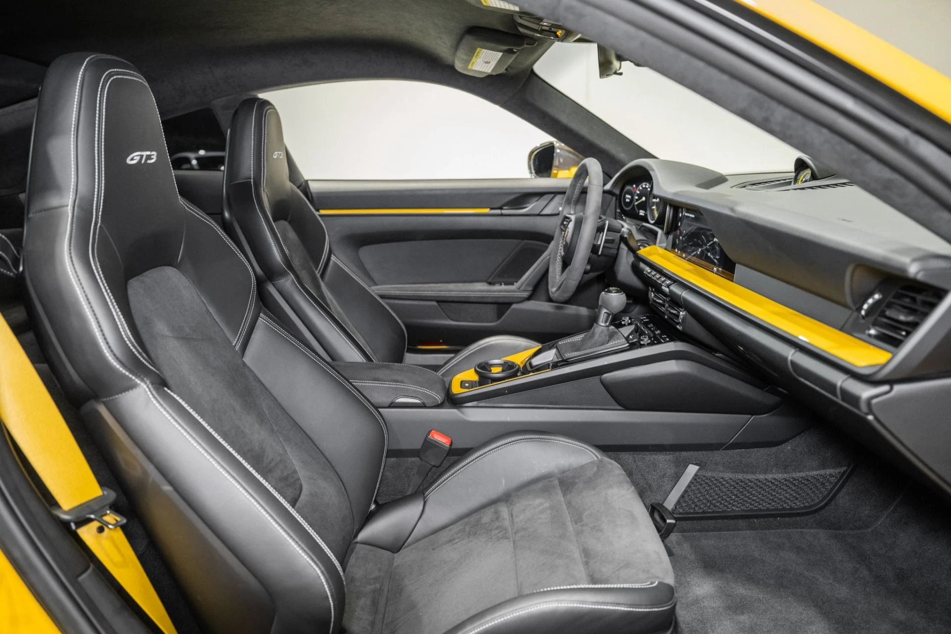 mph020_1142865428_Used_2022_Porsche_911_GT_3_1764089707_5563ba45f1