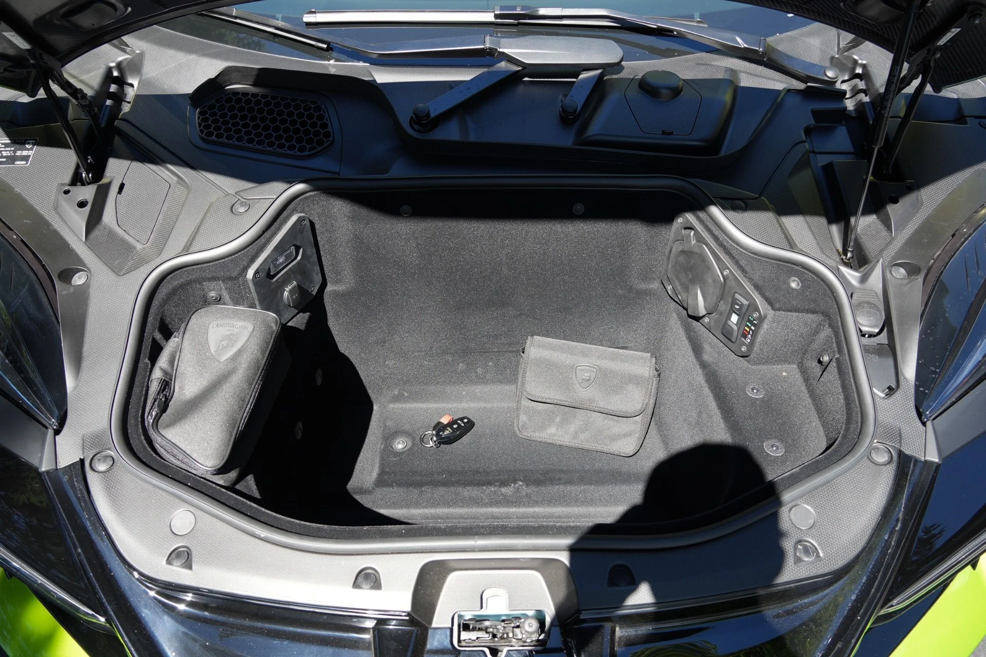 mph020_1151574515_Used_2025_Lamborghini_Revuelto_1781291405_f7e3464313