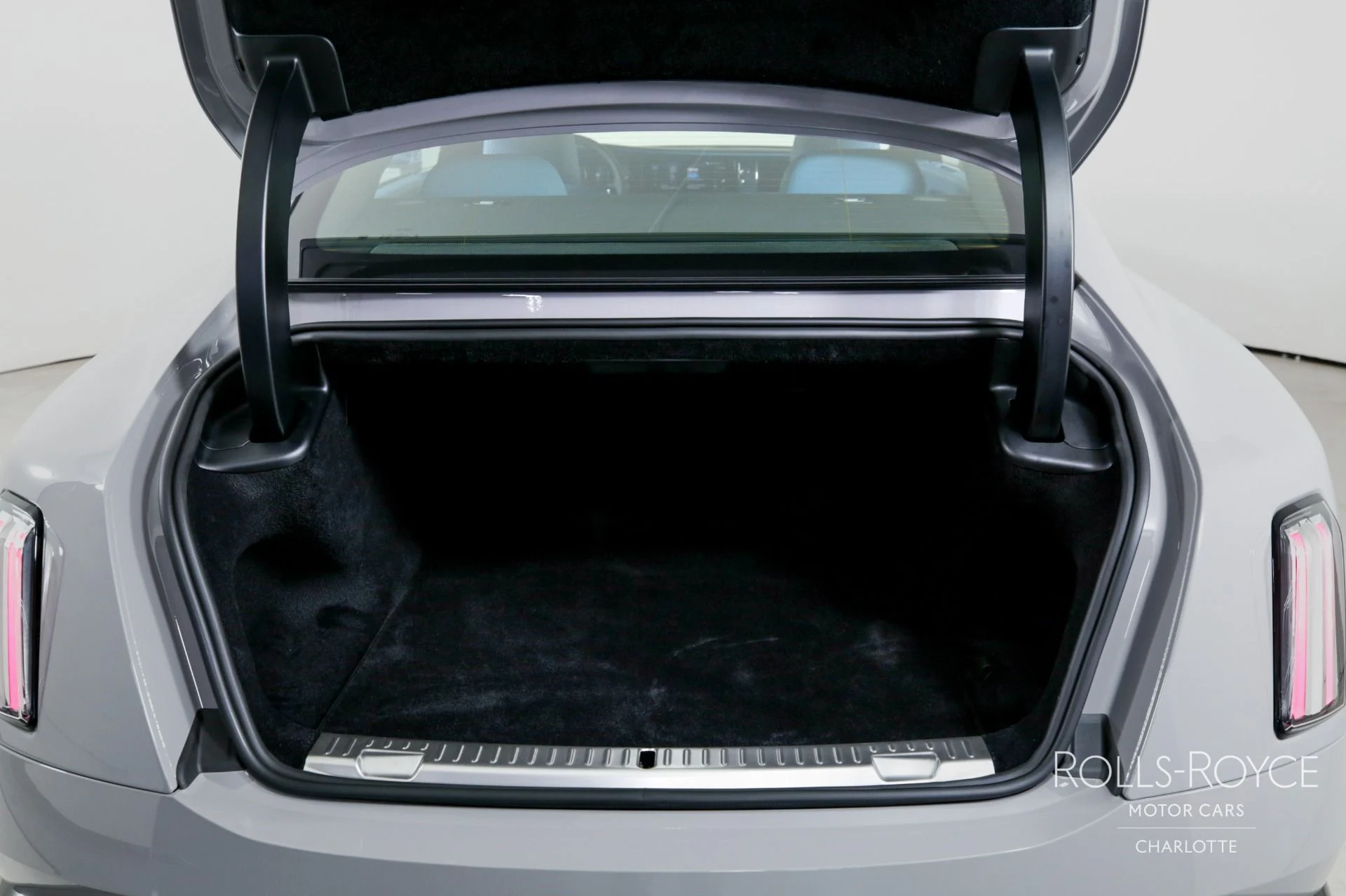 mph020_116787514_Used_2025_Rolls_Royce_Spectre_1734039852_6aae03c934