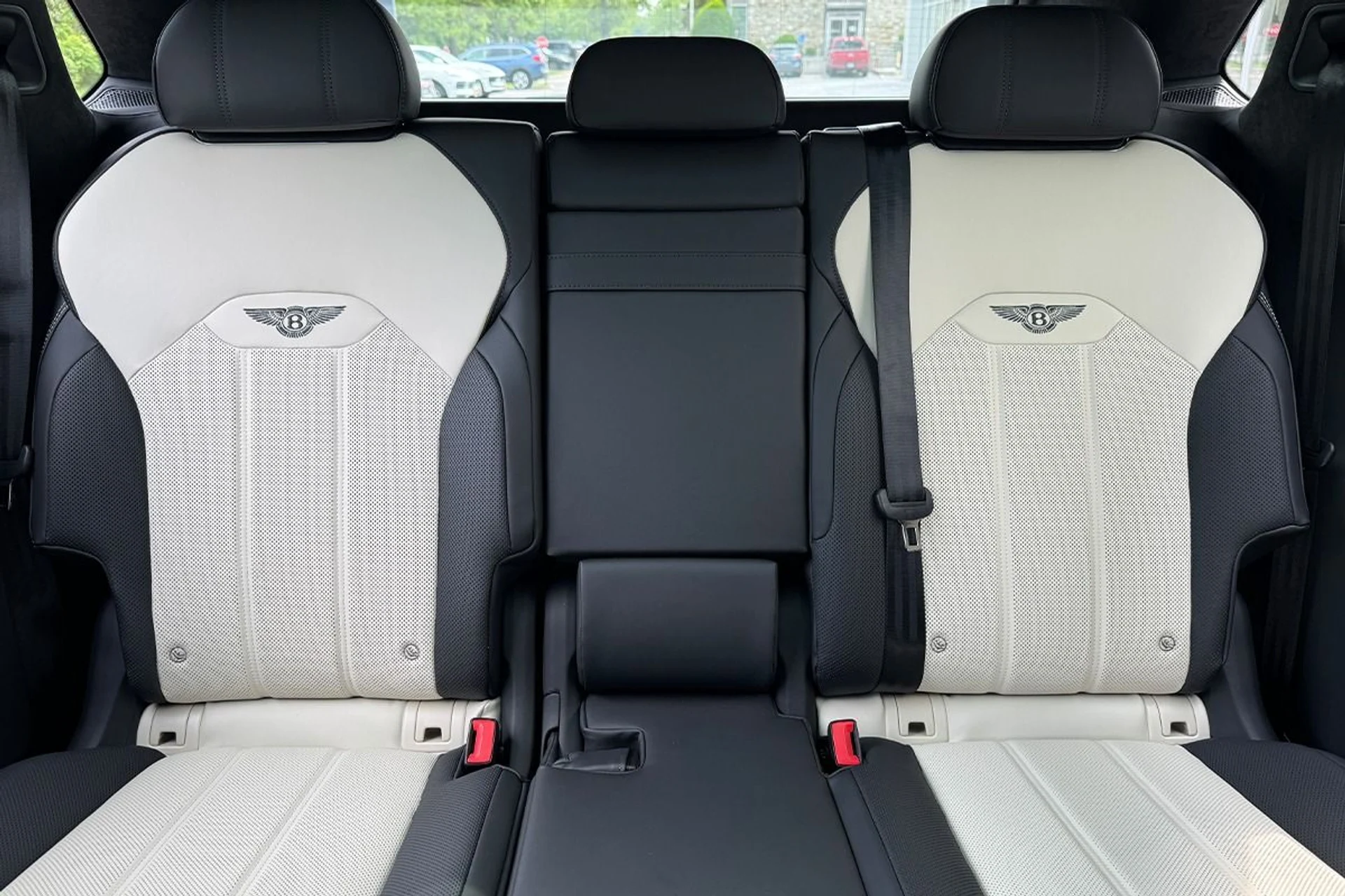 mph020_1167898736_New_2025_Bentley_Bentayga_V8_1749227501_376da67c07