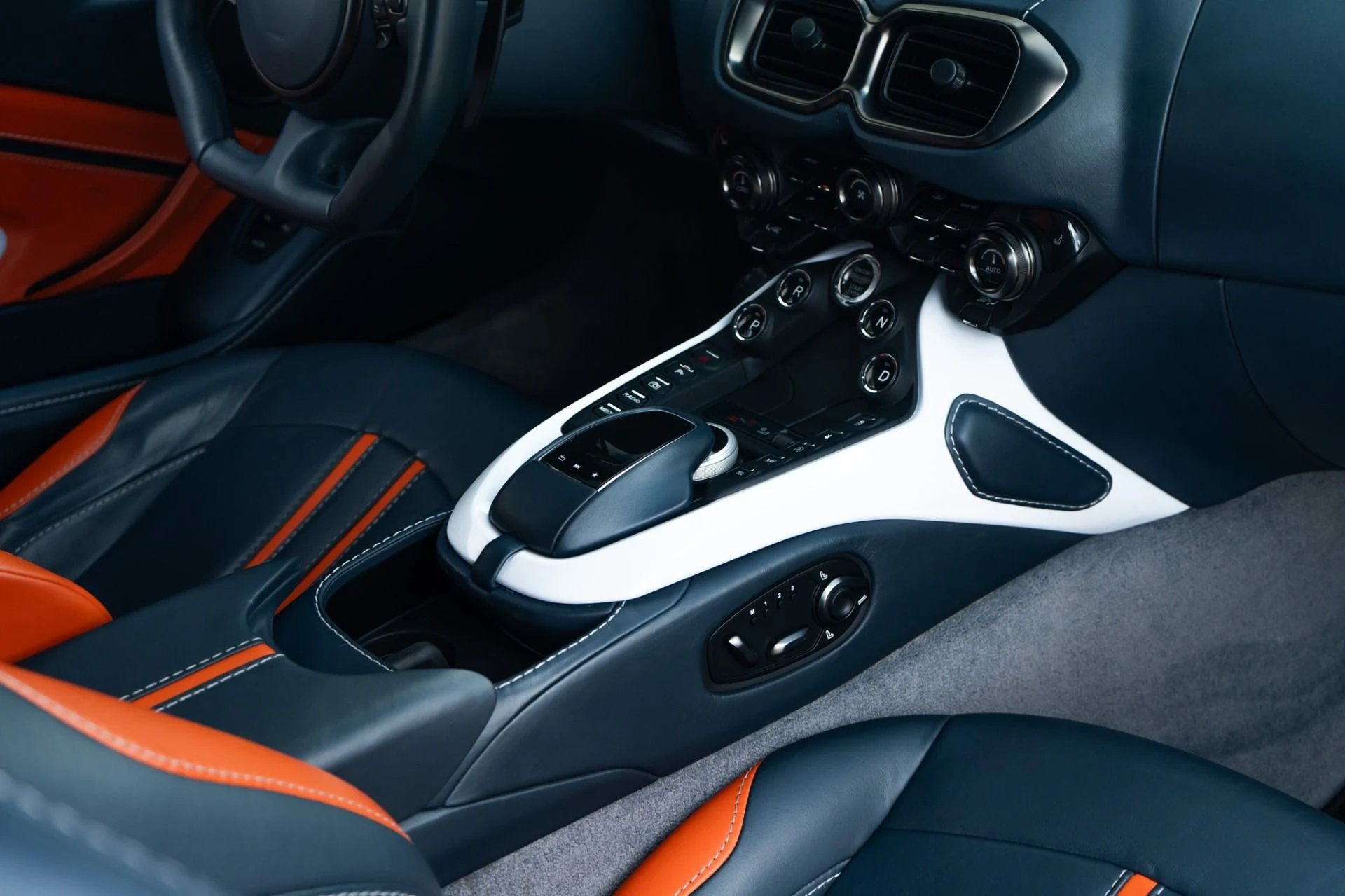 mph020_1171555763_Used_2019_Aston_Martin_Vantage_1777043829_363a0ad67b