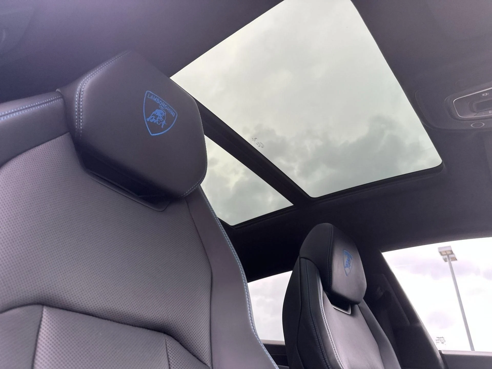 mph020_1175014256_Used_2019_Lamborghini_Urus_Selezione_CPO_1766588989_2fe0cd7ee1