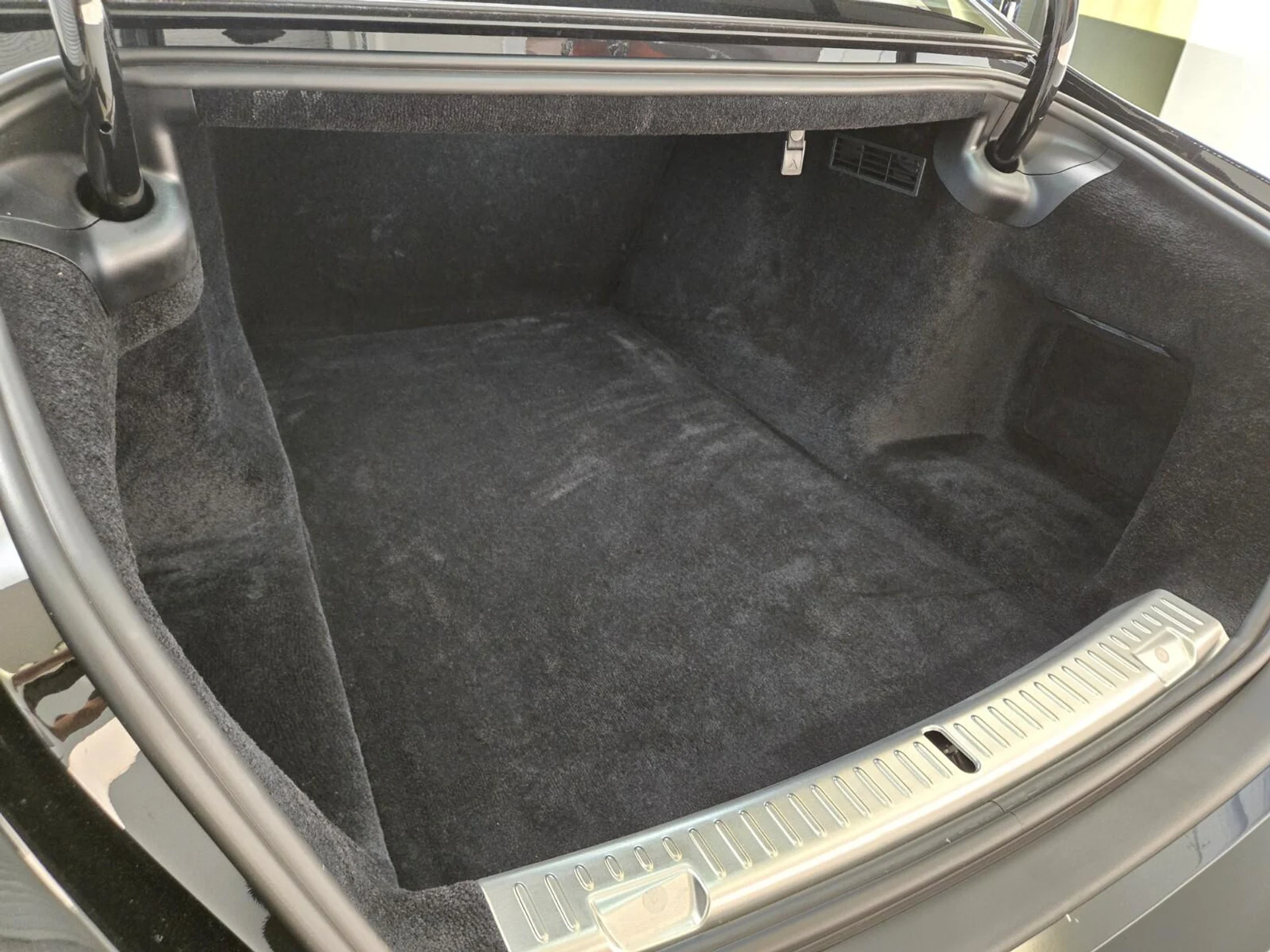 mph020_1190631675_Used_2025_Rolls_Royce_Ghost_1777356185_61a462913e